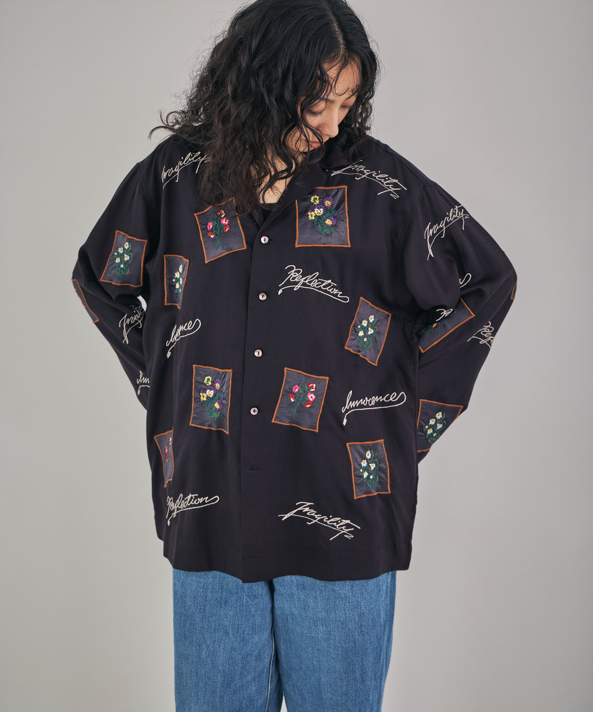 【MEN , WOMEN】フラワーカードアップリケ刺繍シャツ