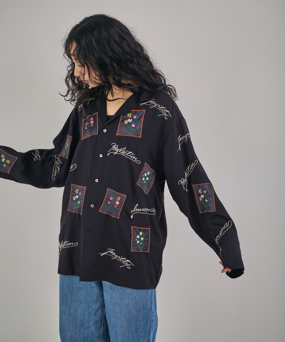 【MEN , WOMEN】フラワーカードアップリケ刺繍シャツ