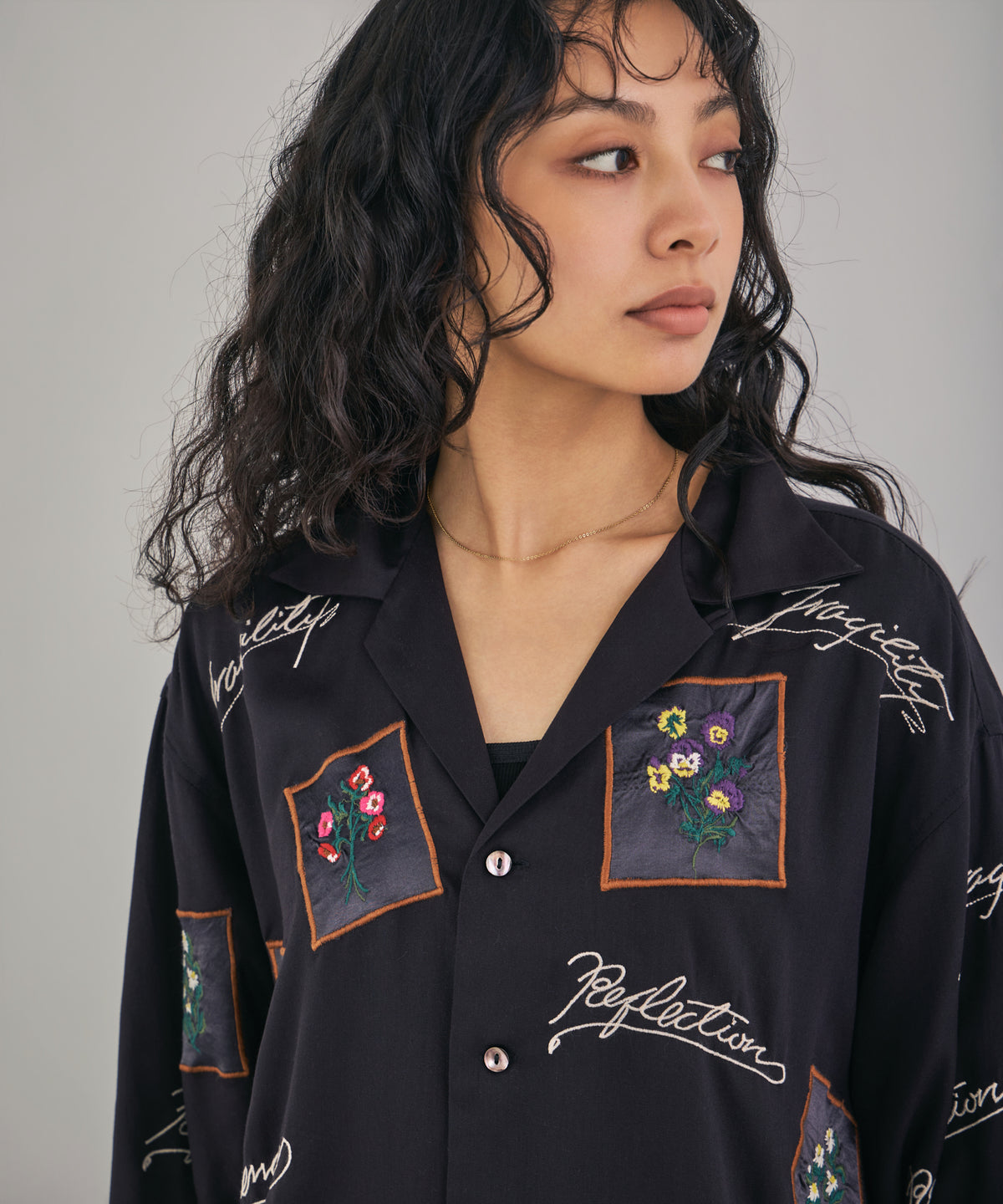 【MEN , WOMEN】フラワーカードアップリケ刺繍シャツ