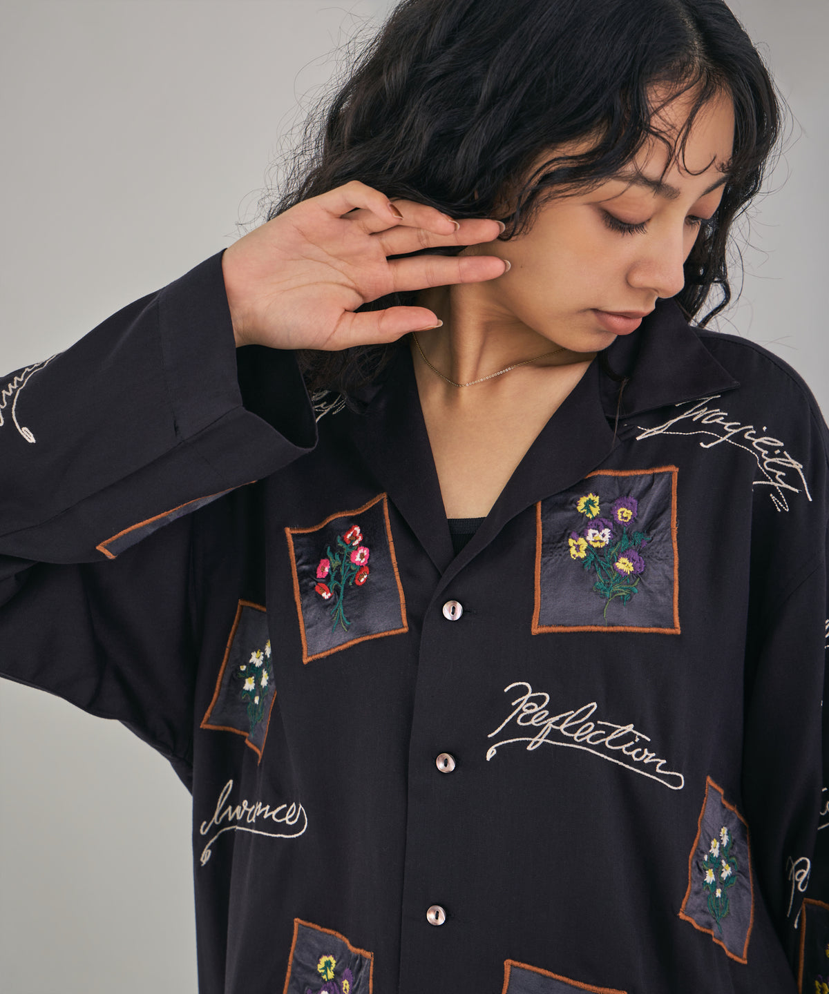 【MEN , WOMEN】フラワーカードアップリケ刺繍シャツ