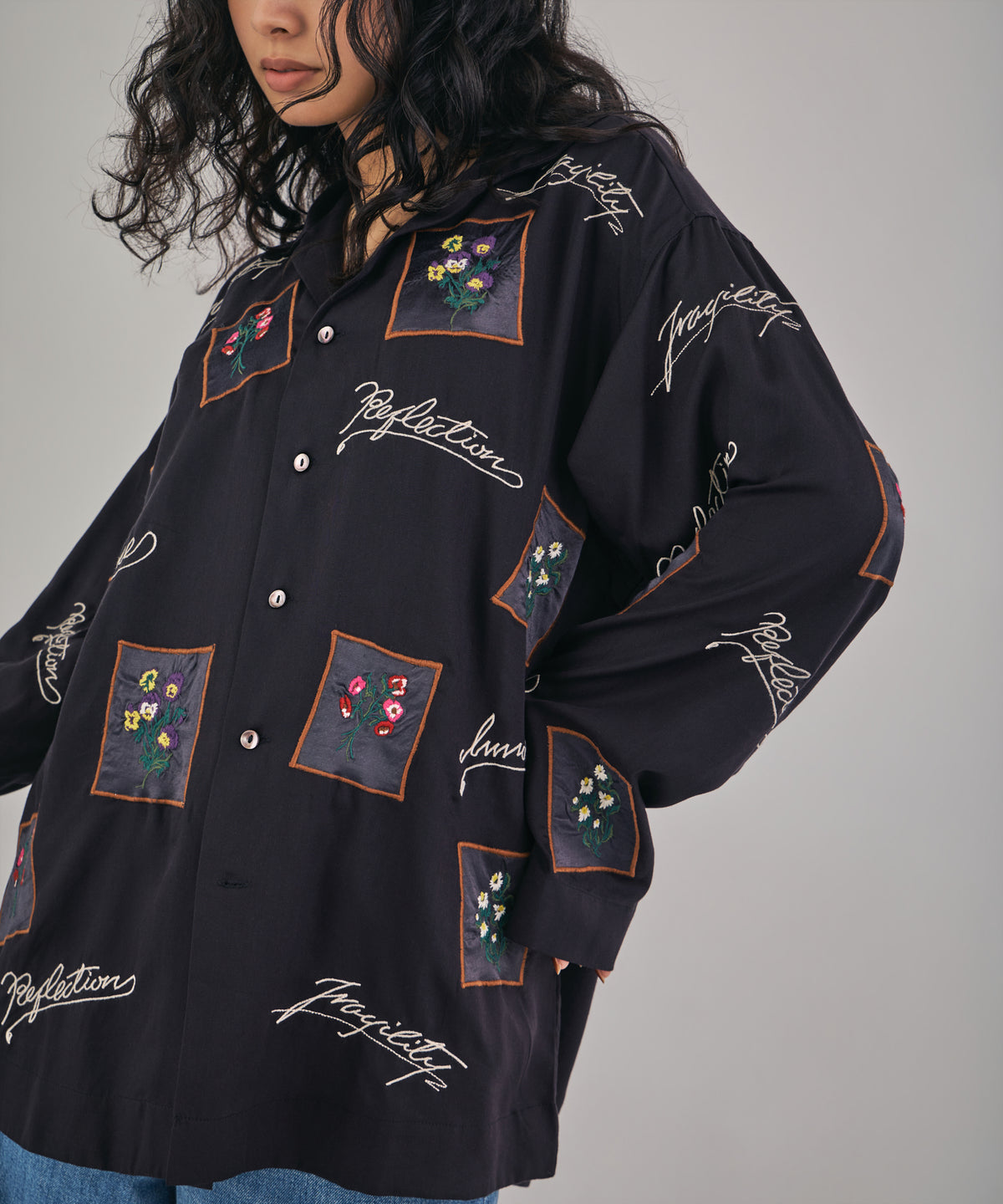 【MEN , WOMEN】フラワーカードアップリケ刺繍シャツ