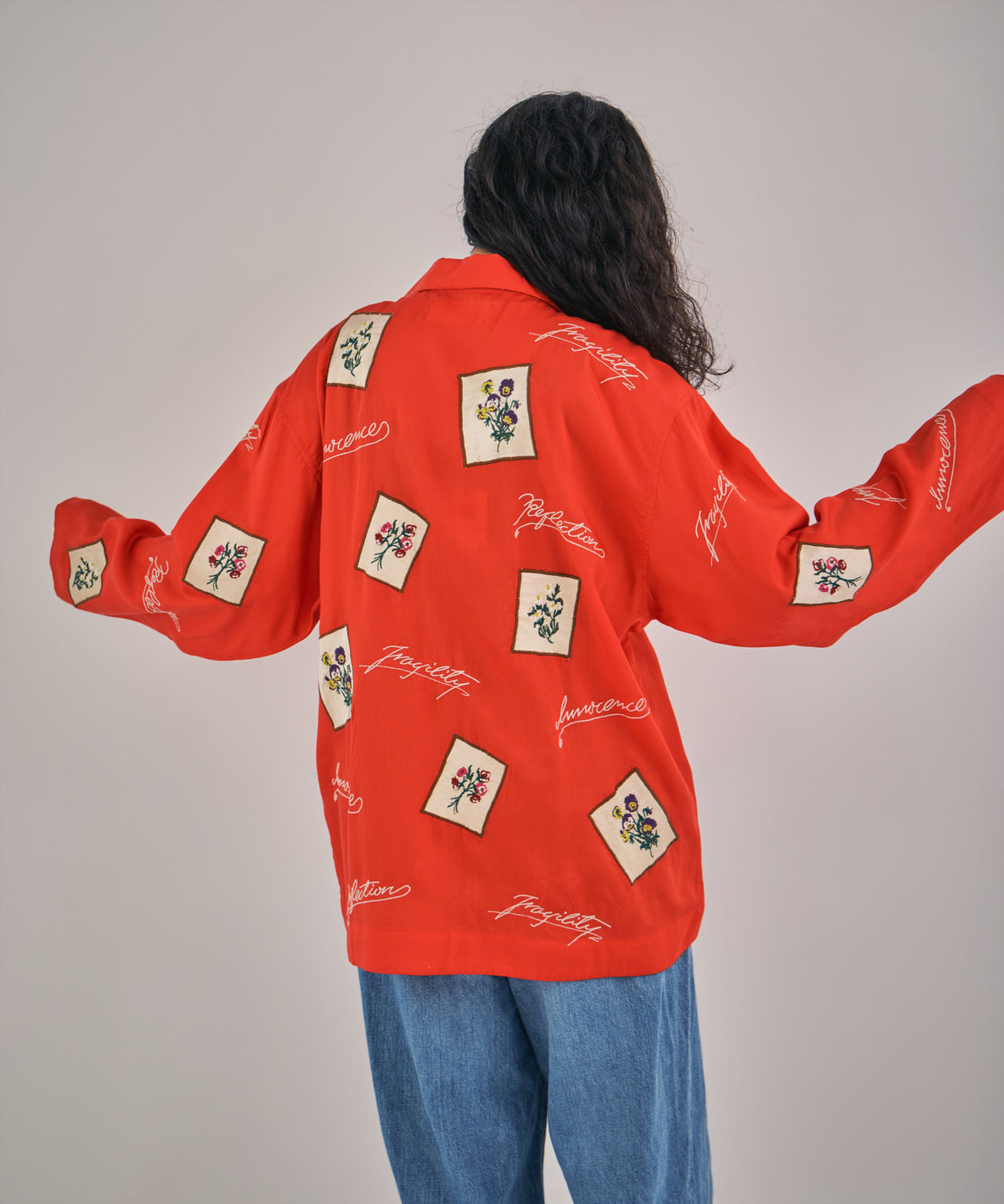 【MEN , WOMEN】フラワーカードアップリケ刺繍シャツ
