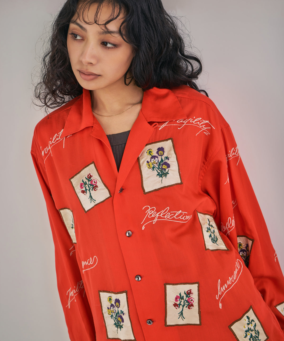 【MEN , WOMEN】フラワーカードアップリケ刺繍シャツ