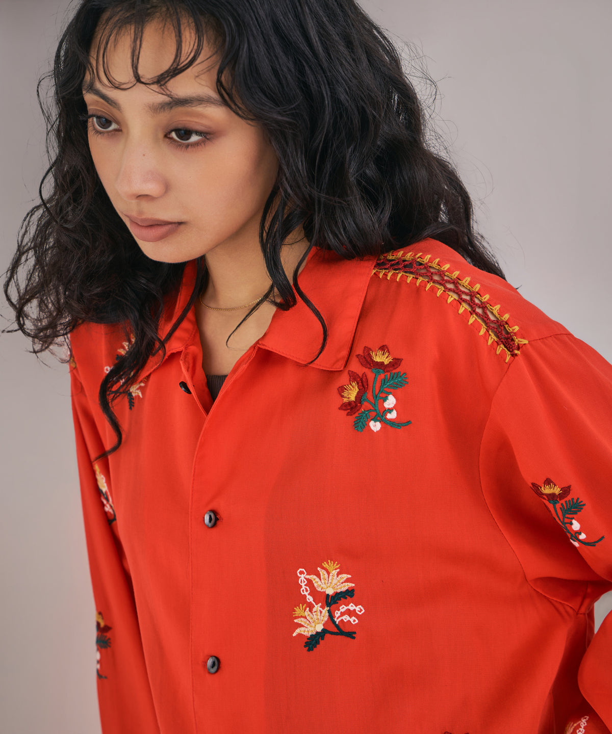 【MEN , WOMEN】LEIN フラワー刺繍カギ針クロシェジョイントシャツ