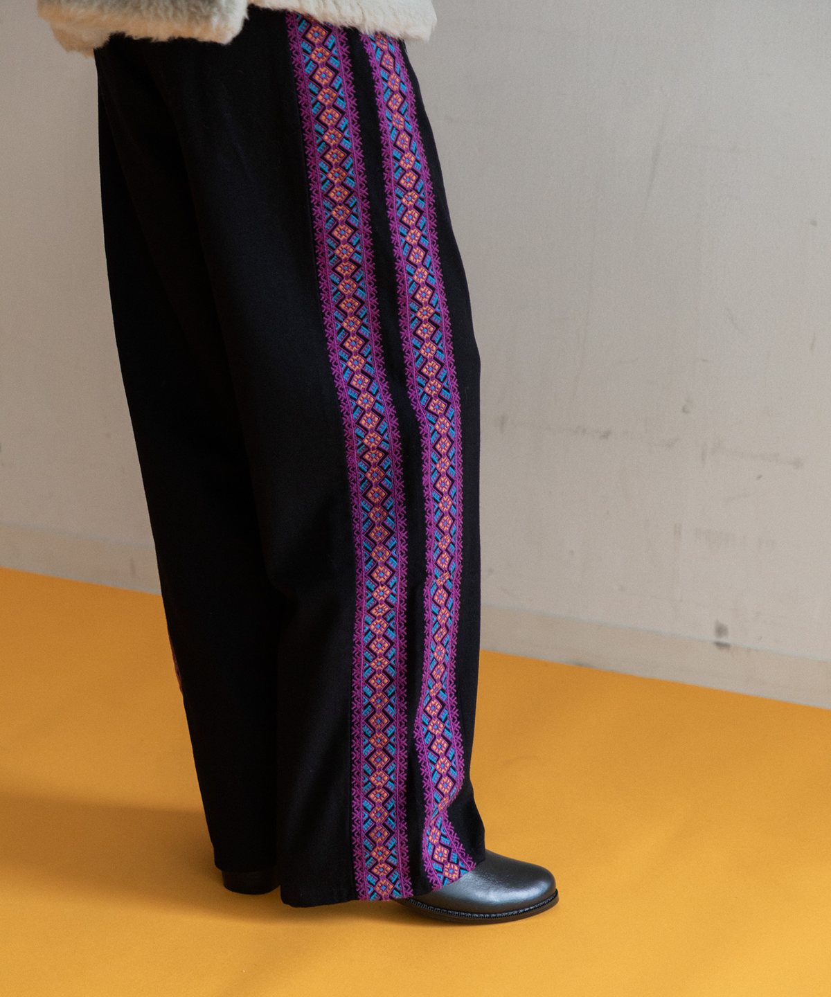 【WOMEN】LEIN 縦刺繍パンツ
