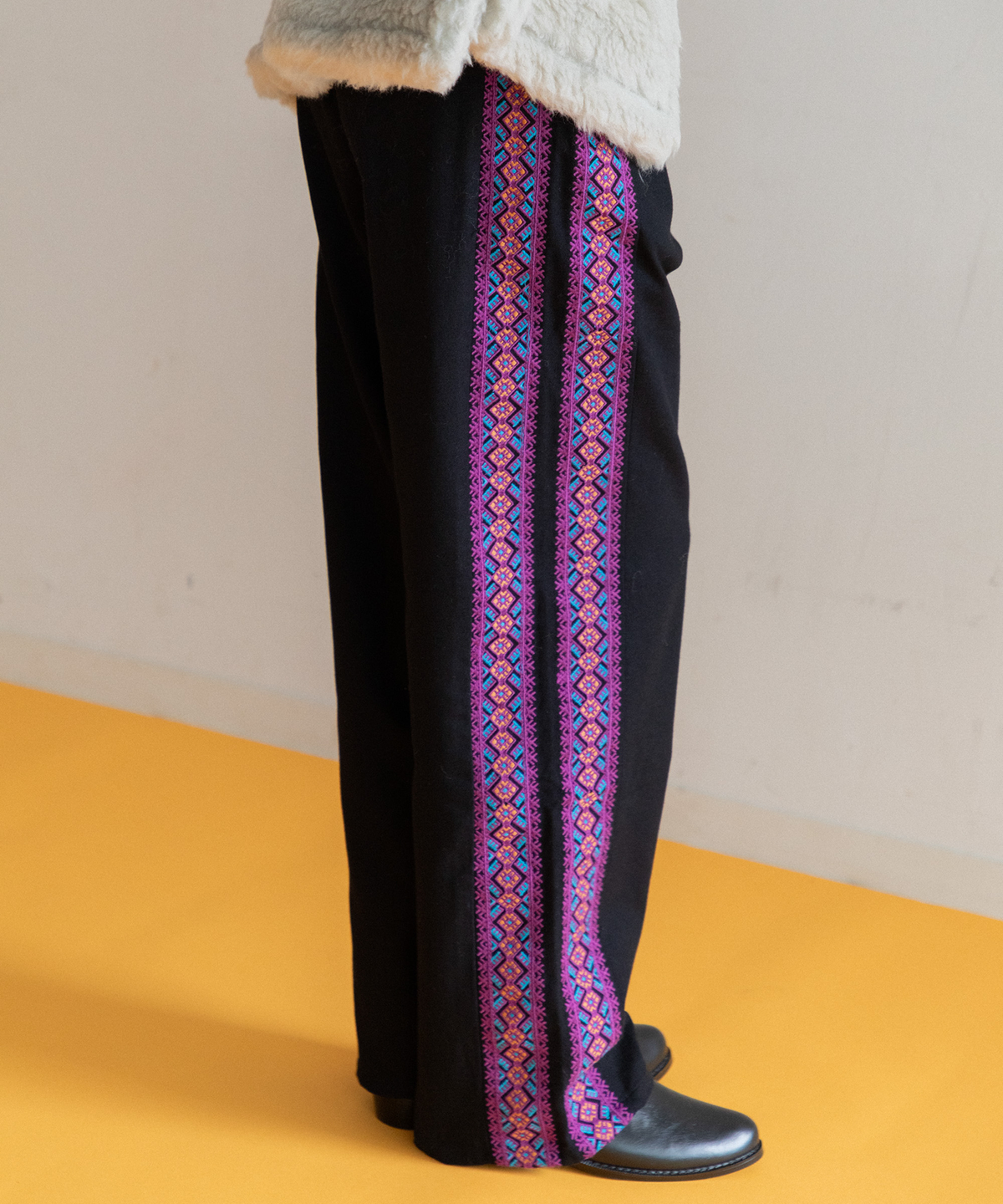 【WOMEN】LEIN 縦刺繍パンツ
