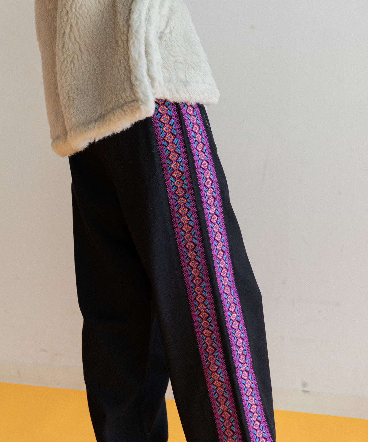 【WOMEN】LEIN 縦刺繍パンツ