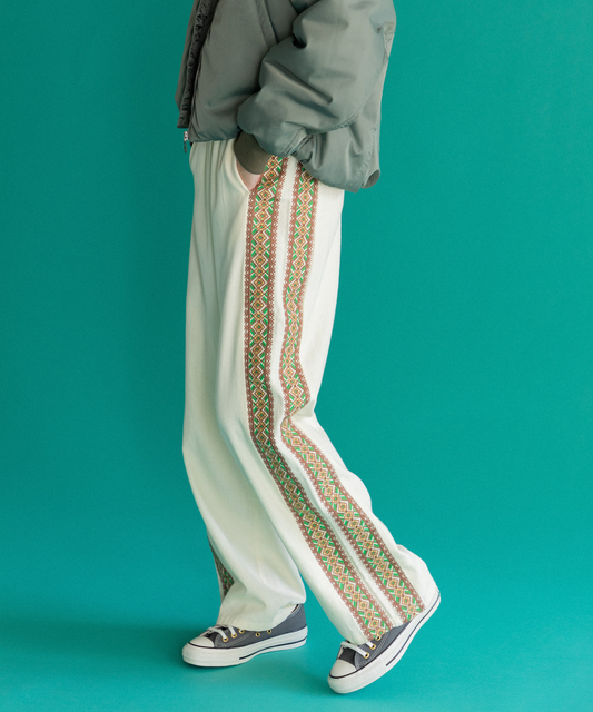 【WOMEN】LEIN 縦刺繍パンツの写真