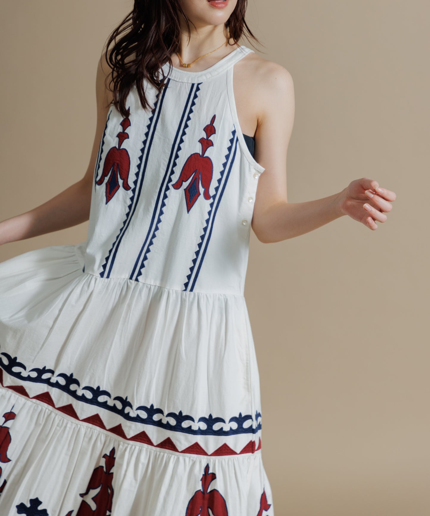 【WOMEN】LEIN / 幾何学柄アップリケ刺繍ワンピース