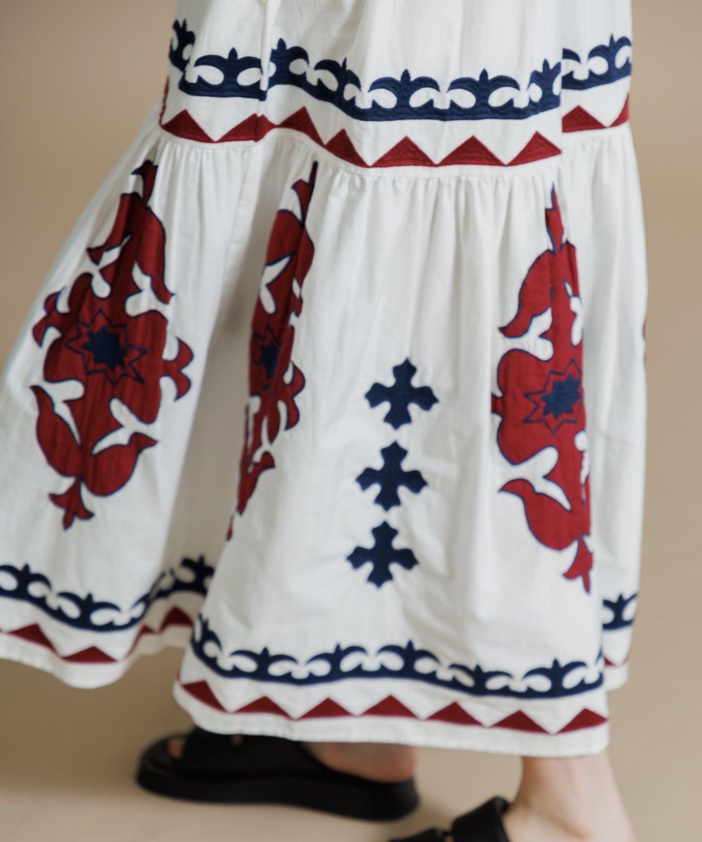 【WOMEN】LEIN / 幾何学柄アップリケ刺繍ワンピース