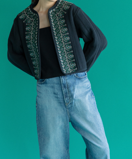 【WOMEN】LEIN  襟ぐり刺繍裏ボアキルトジャケットの写真