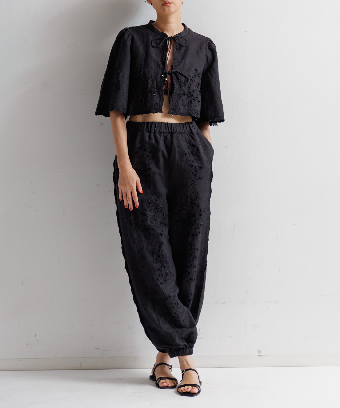 【WOMEN】LEIN コットンリネン切り抜き刺繍シャツ