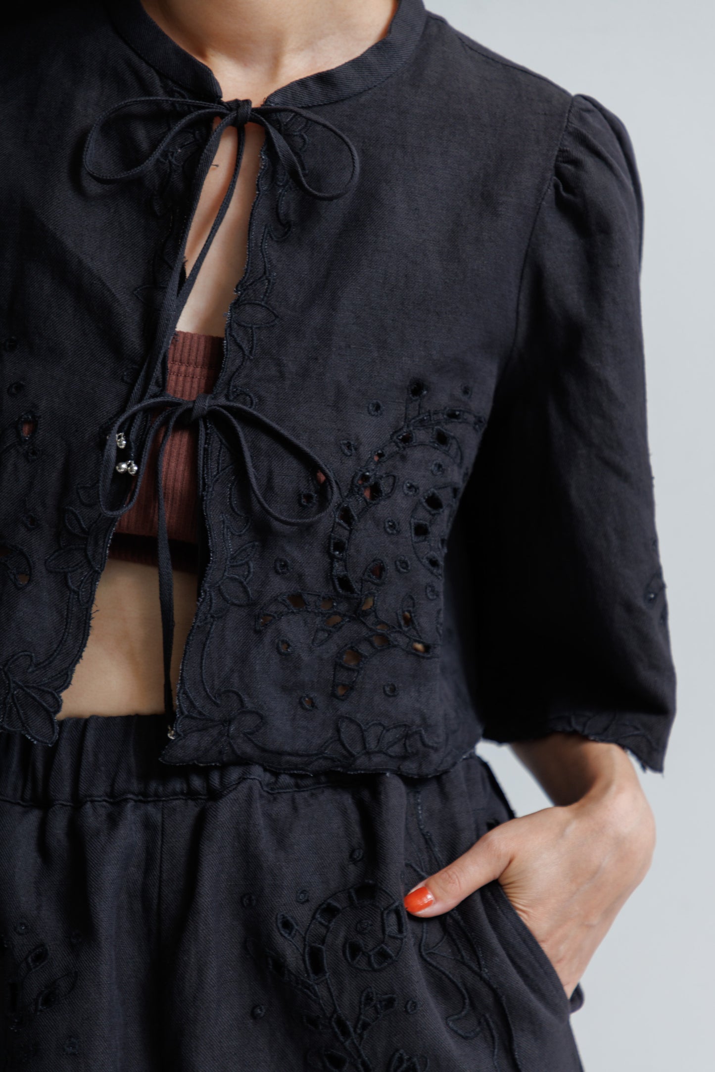 【WOMEN】LEIN コットンリネン切り抜き刺繍シャツ