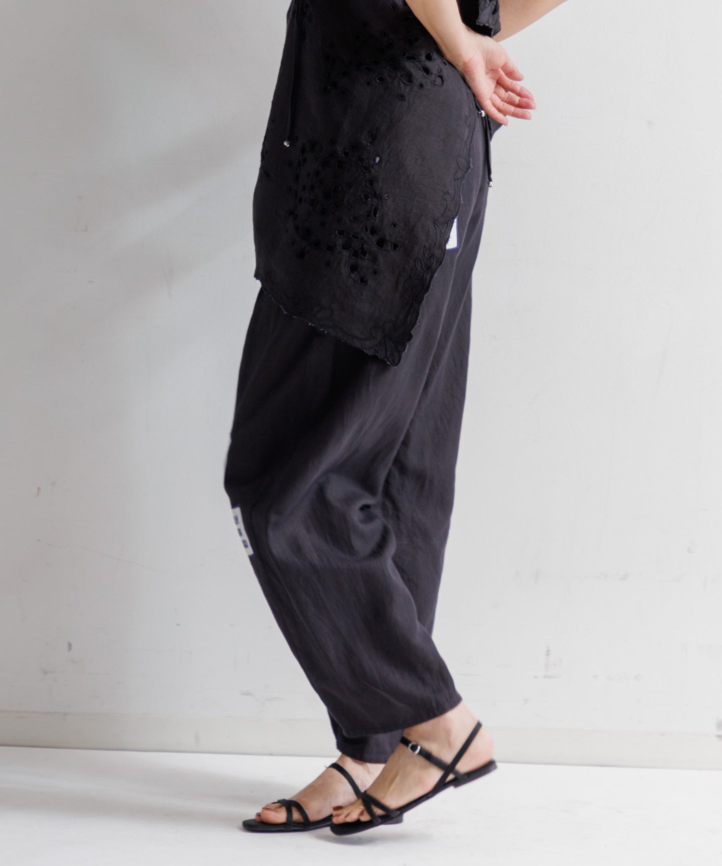 【WOMEN】LEIN アップリケ刺繍パンツ