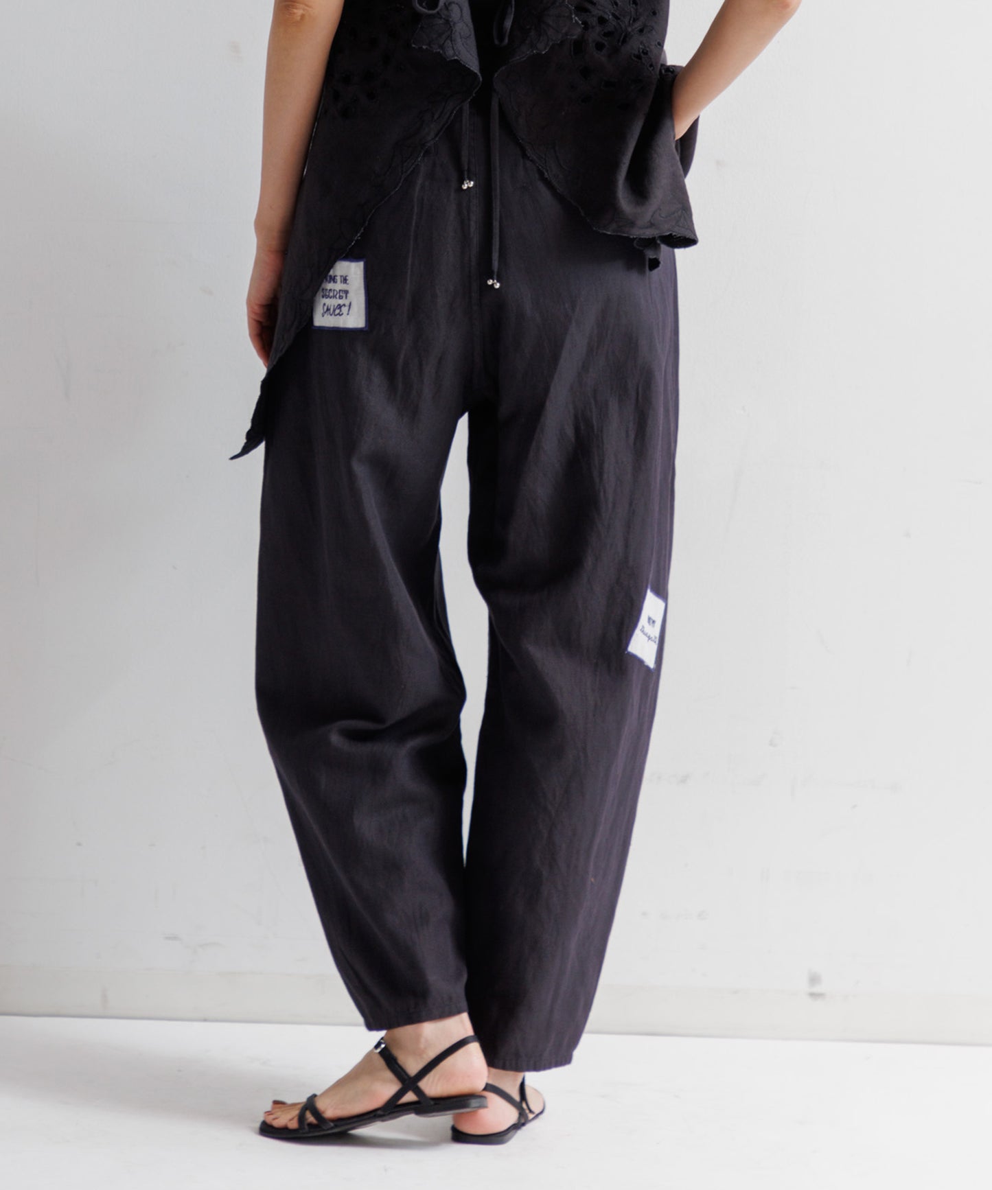 【WOMEN】LEIN アップリケ刺繍パンツ