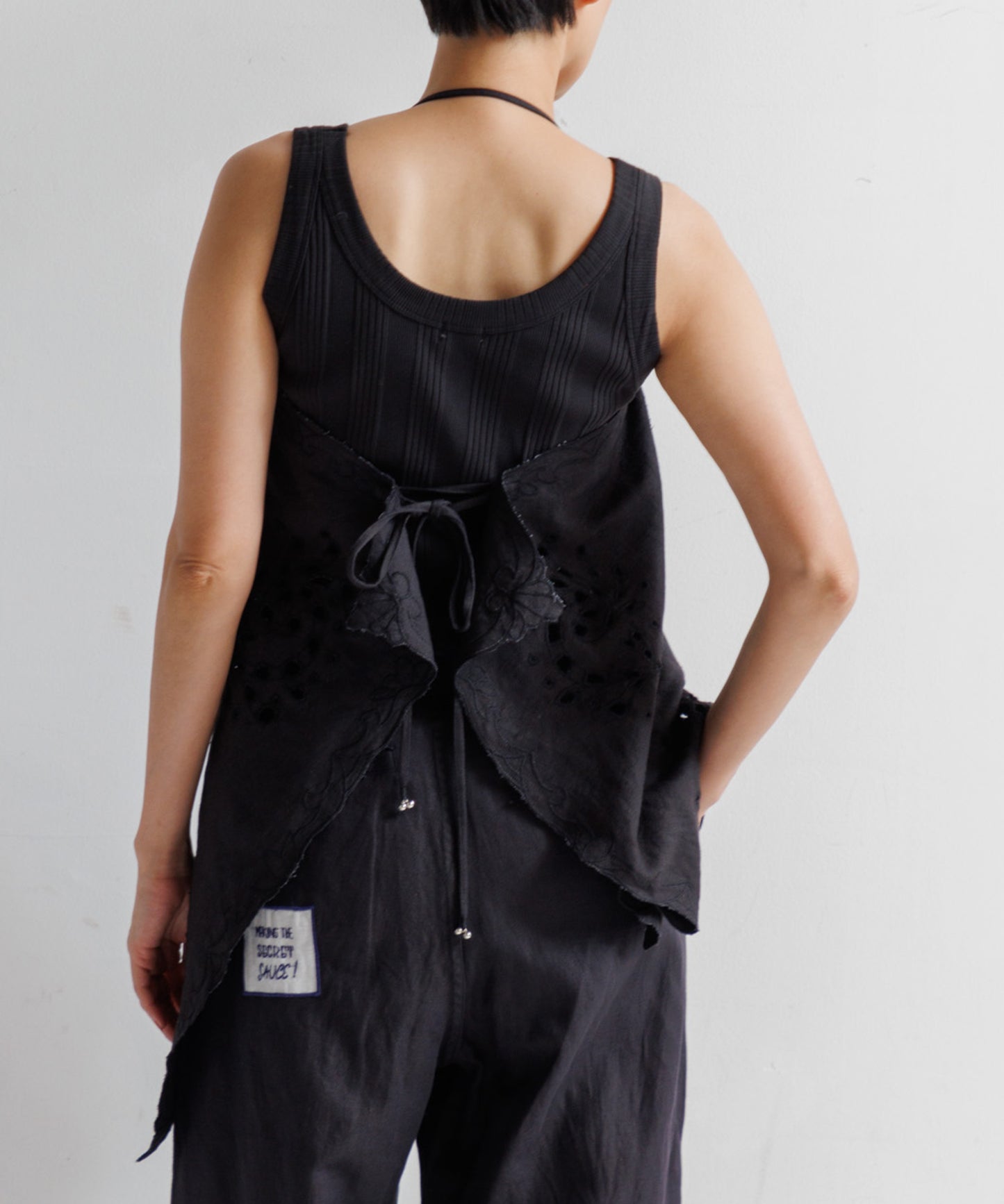 【WOMEN】LEIN コットンリネン切り抜き刺繍2WAYキャミソール