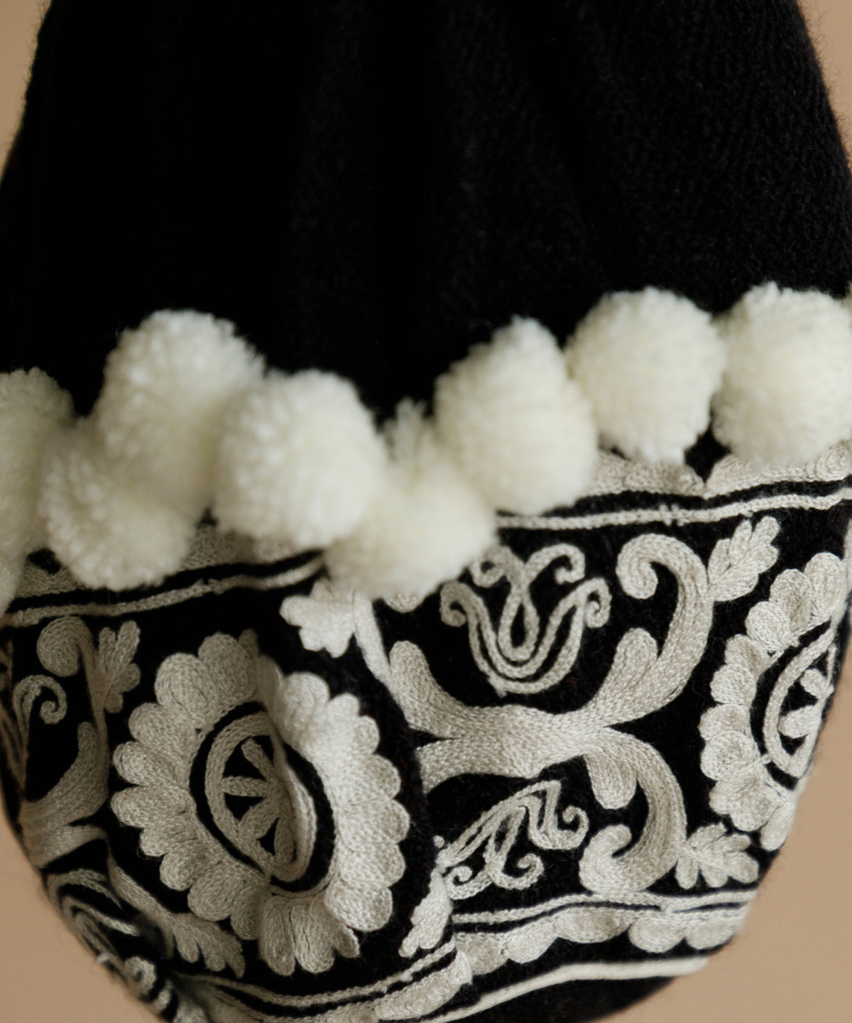 【WOMEN】LEIN 幾何学柄刺繍ドロストバッグ