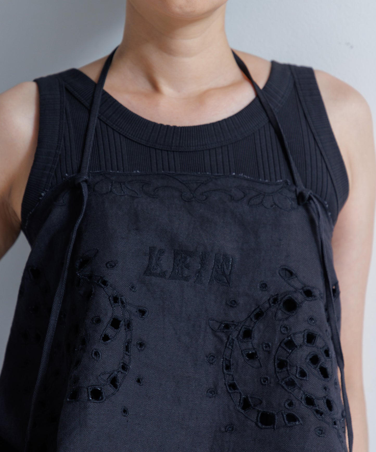 【WOMEN】LEIN コットンリネン切り抜き刺繍2WAYキャミソール