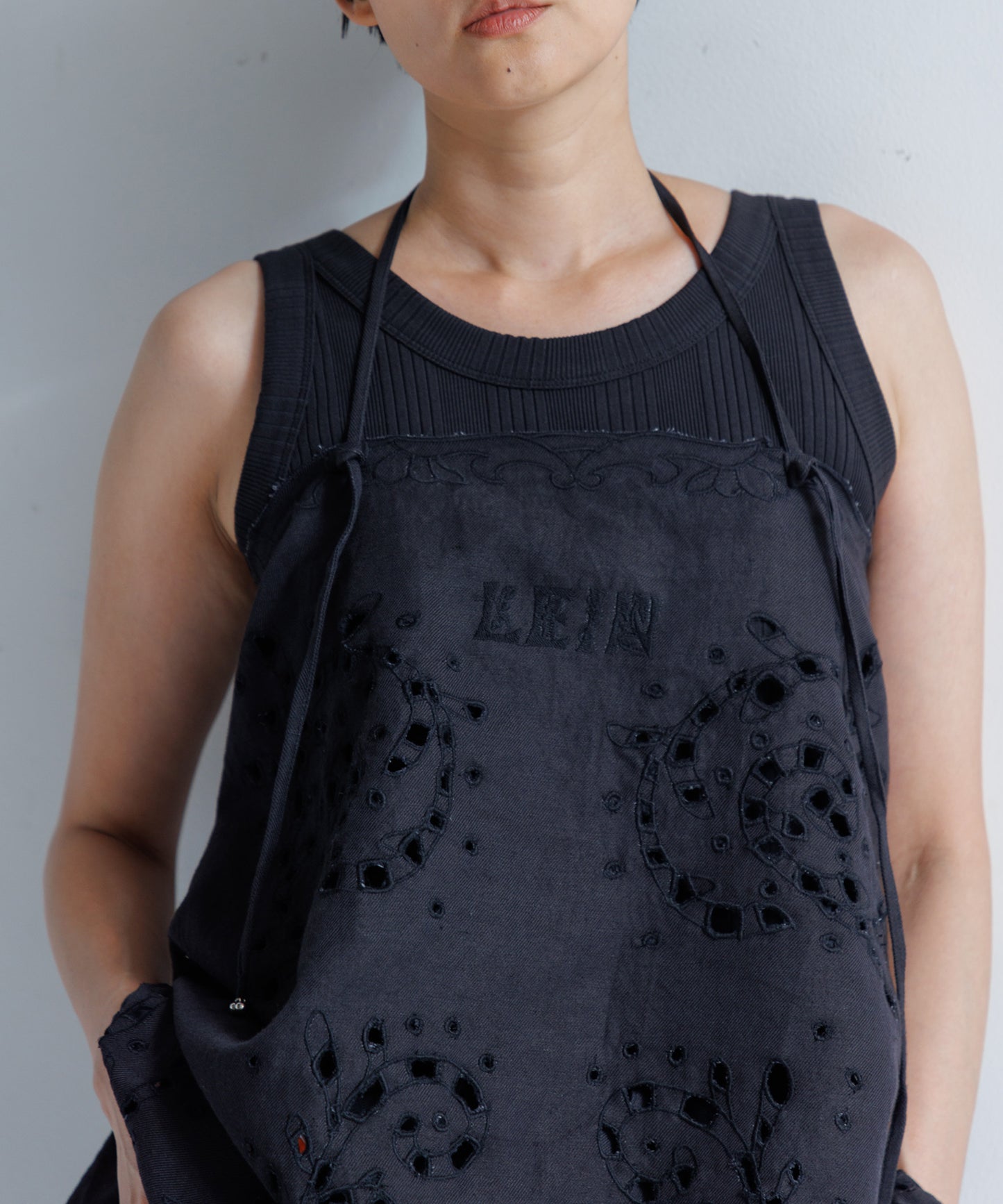【WOMEN】LEIN コットンリネン切り抜き刺繍2WAYキャミソール