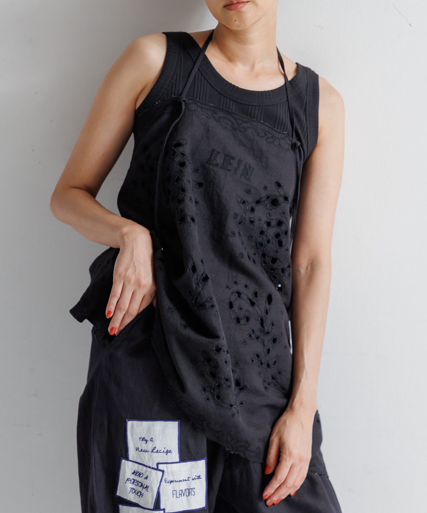 【WOMEN】LEIN コットンリネン切り抜き刺繍2WAYキャミソール