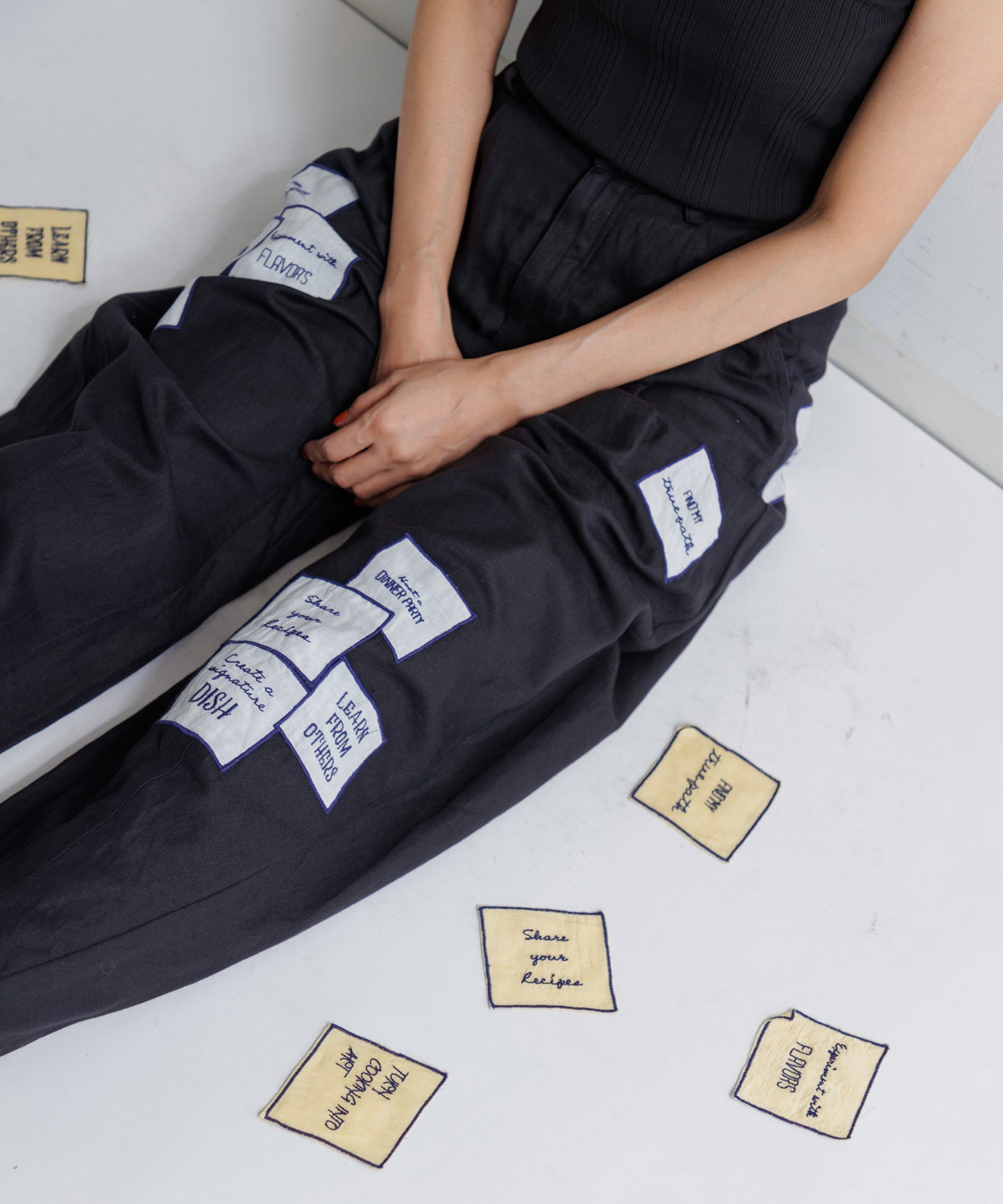 【WOMEN】LEIN アップリケ刺繍パンツ