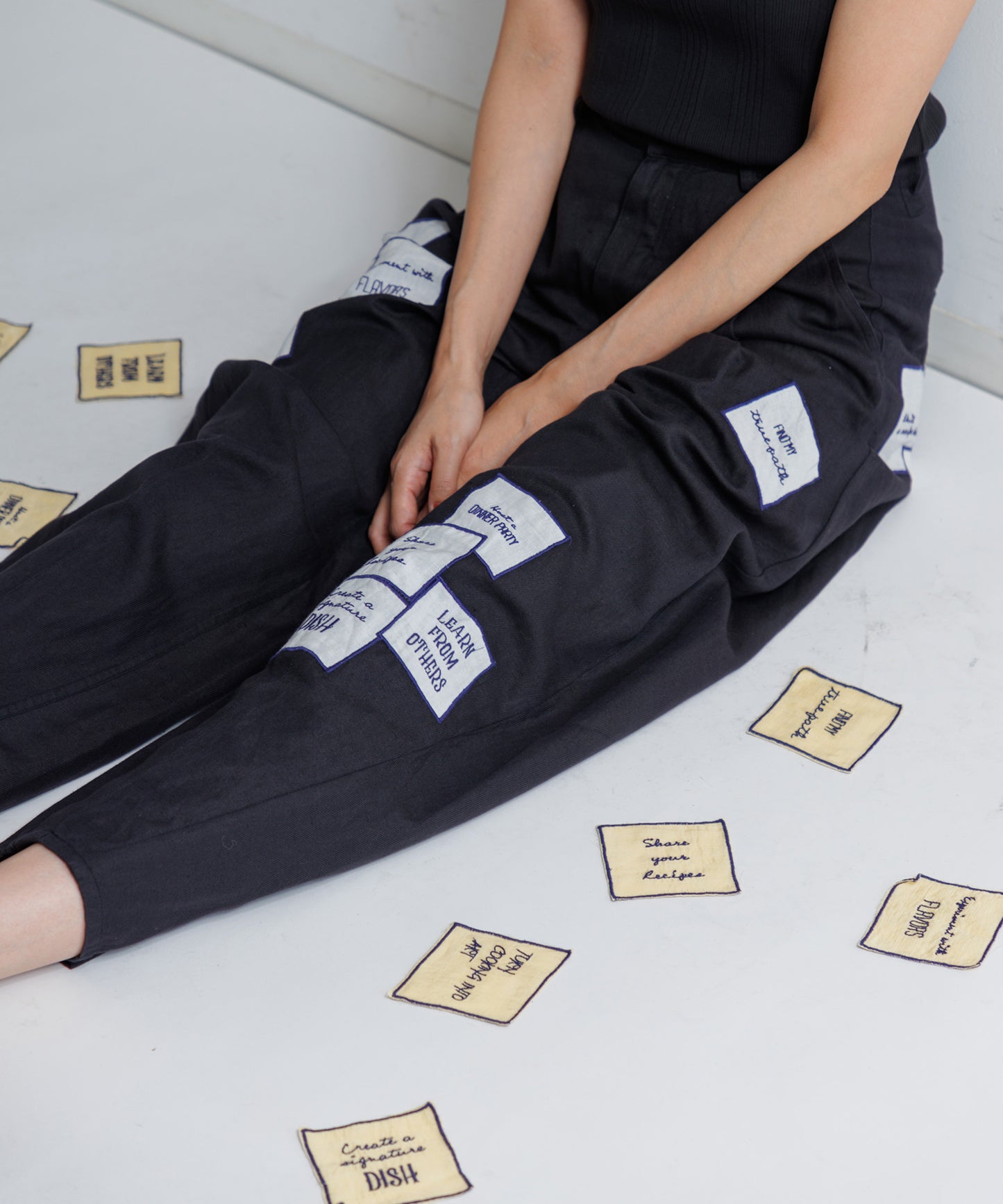 【WOMEN】LEIN アップリケ刺繍パンツ