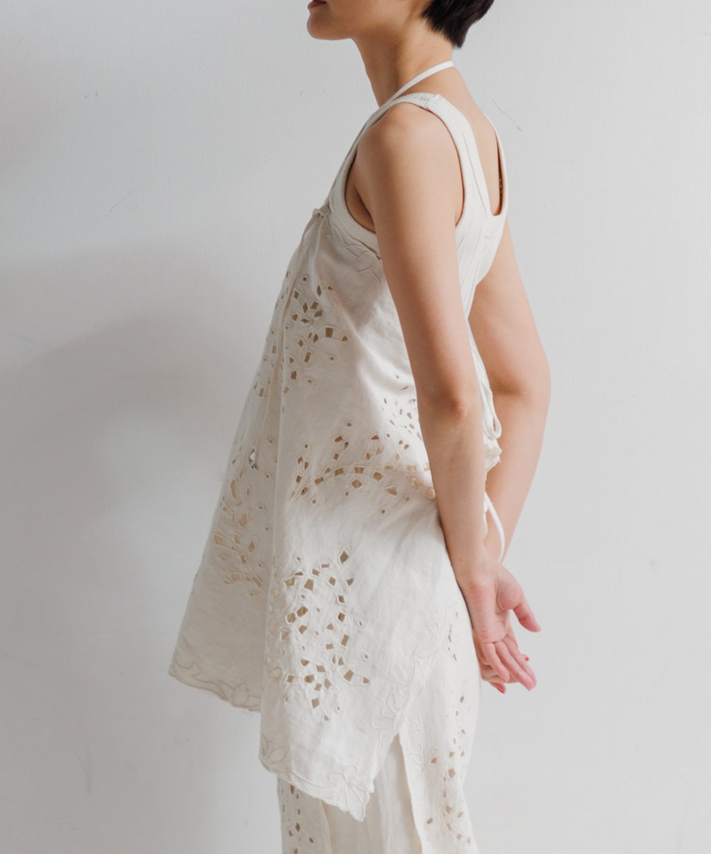 【WOMEN】LEIN コットンリネン切り抜き刺繍2WAYキャミソール