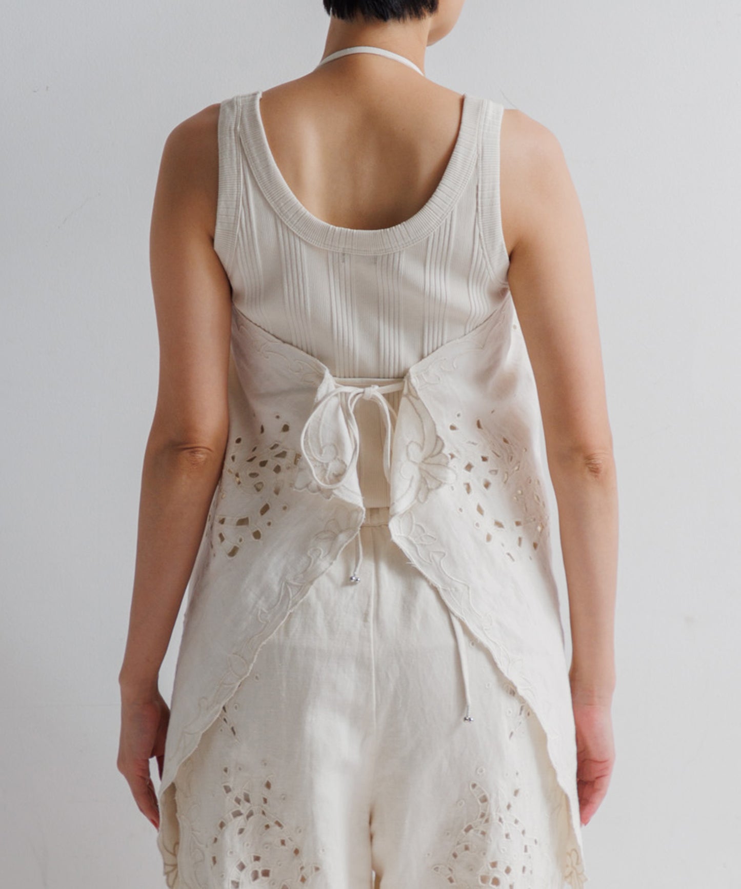 【WOMEN】LEIN コットンリネン切り抜き刺繍2WAYキャミソール