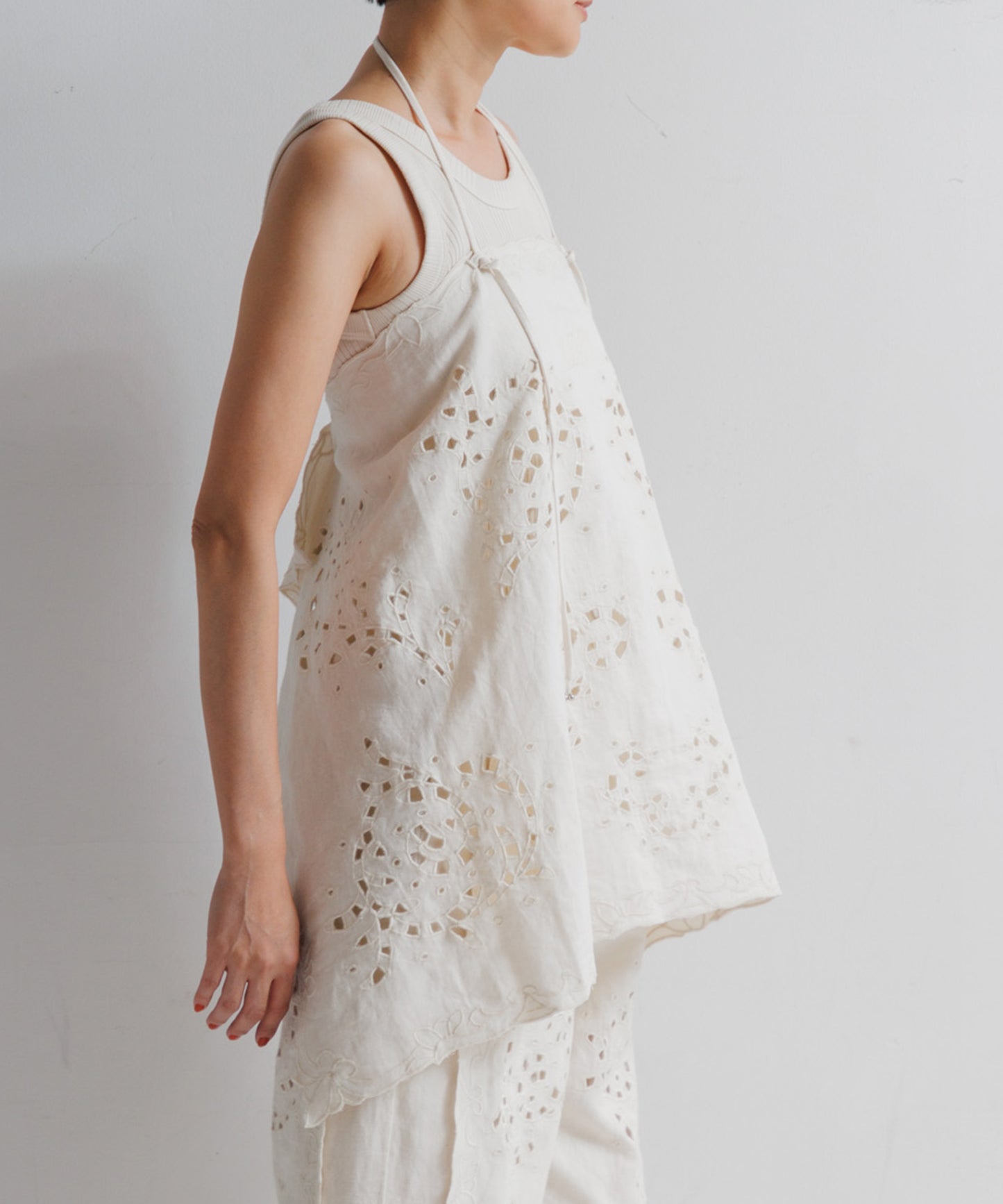 【WOMEN】LEIN コットンリネン切り抜き刺繍2WAYキャミソール