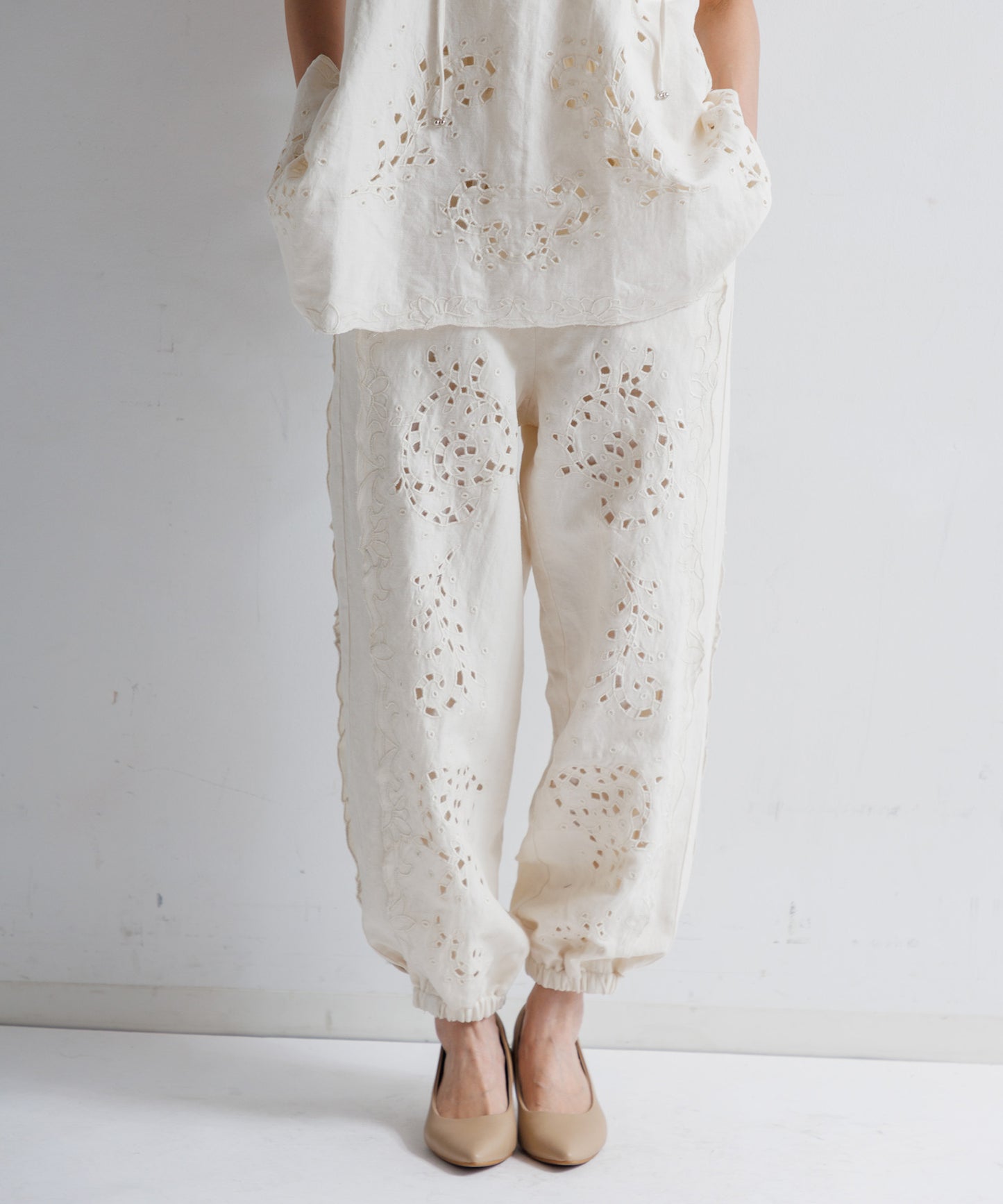 【WOMEN】LEIN コットンリネン切り抜き刺繍パンツ