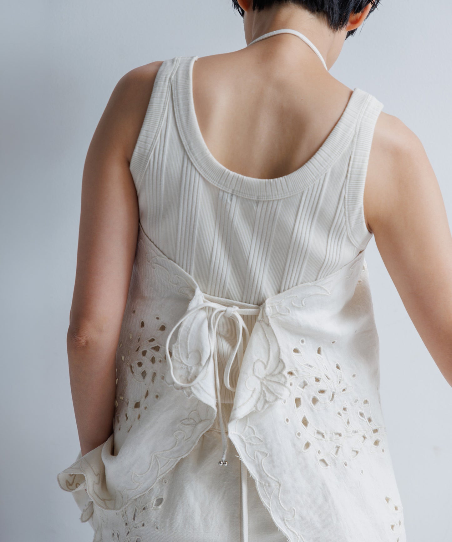 【WOMEN】LEIN コットンリネン切り抜き刺繍2WAYキャミソール