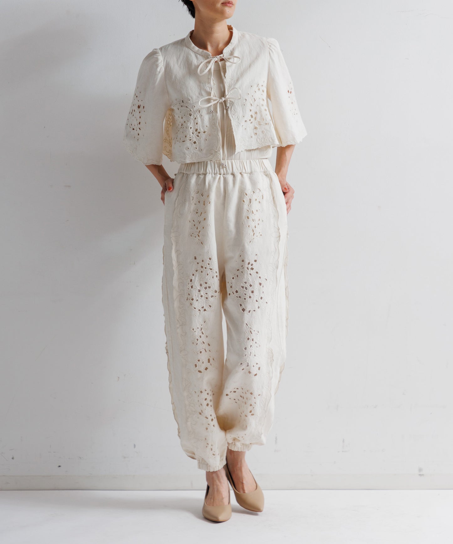 【WOMEN】LEIN コットンリネン切り抜き刺繍シャツ