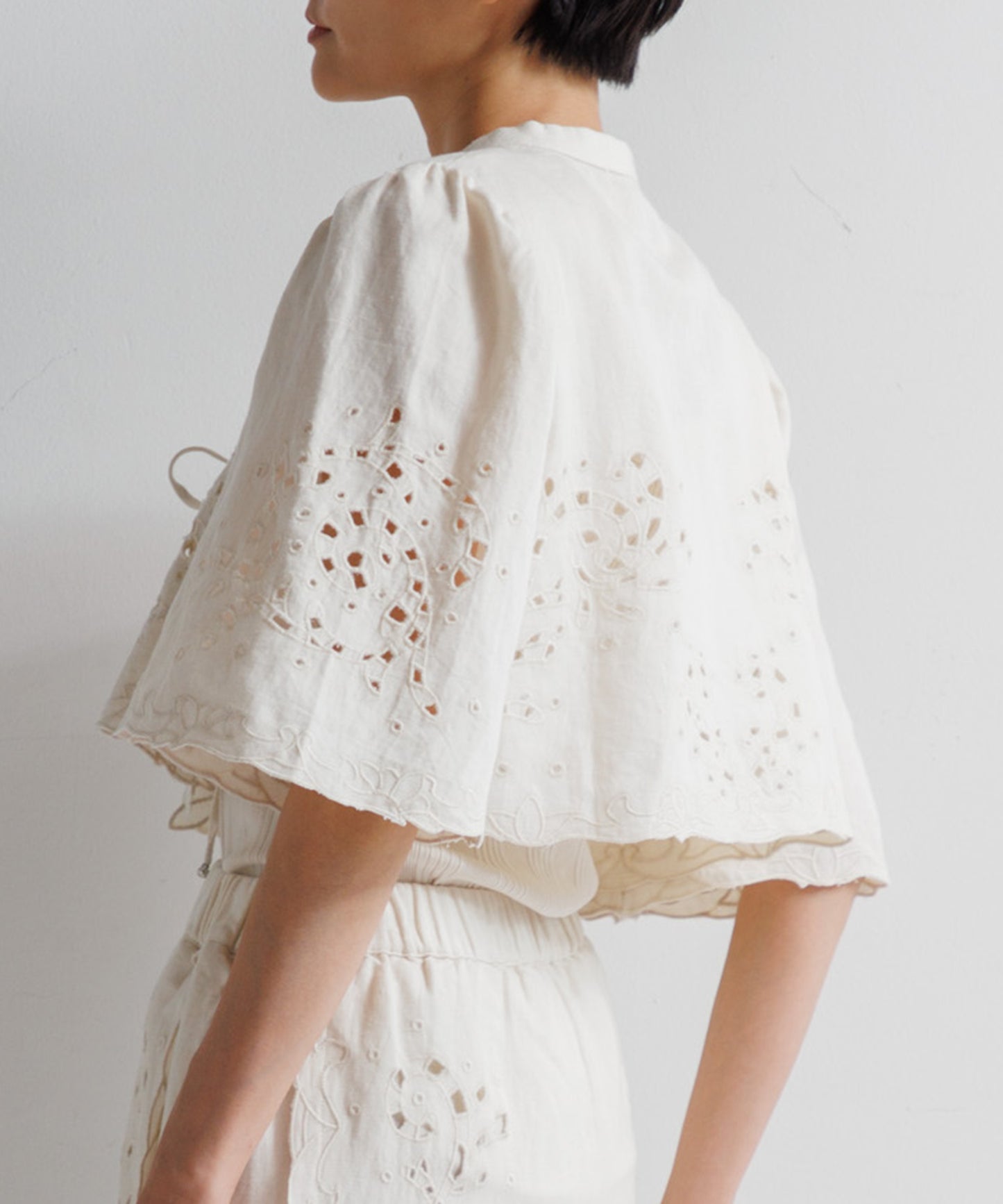 【WOMEN】LEIN コットンリネン切り抜き刺繍シャツ