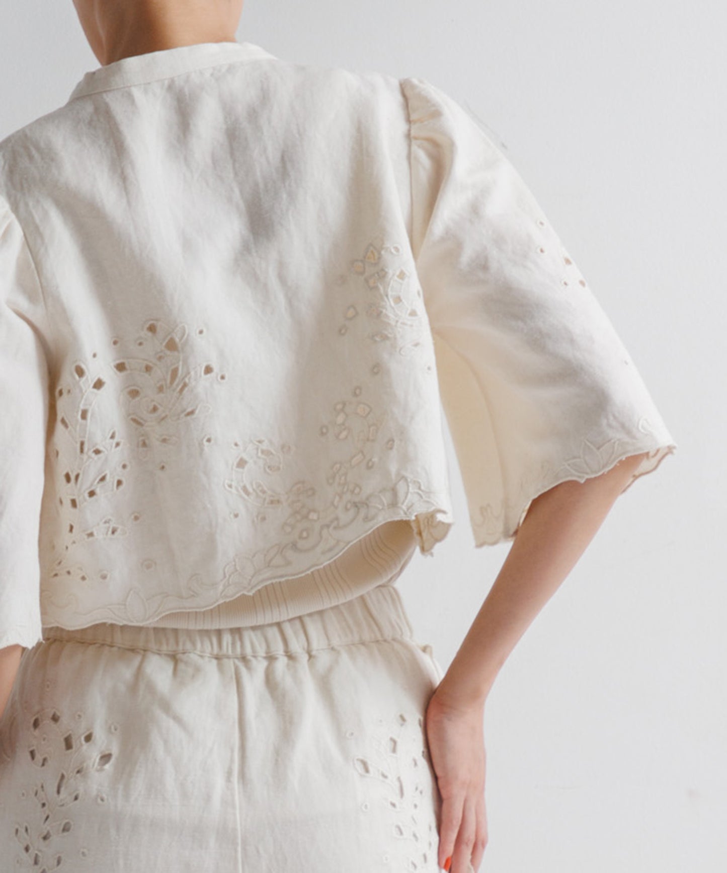 【WOMEN】LEIN コットンリネン切り抜き刺繍シャツ