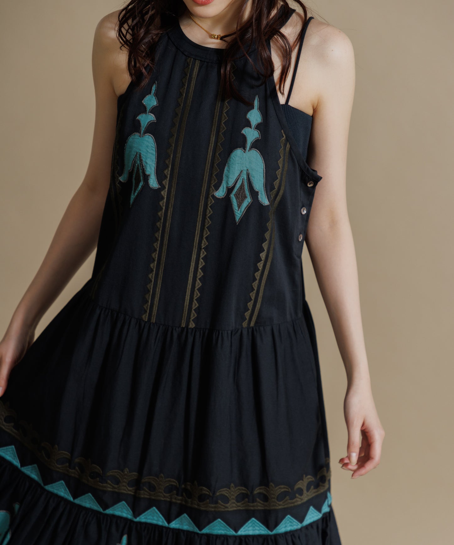 【WOMEN】LEIN / 幾何学柄アップリケ刺繍ワンピース