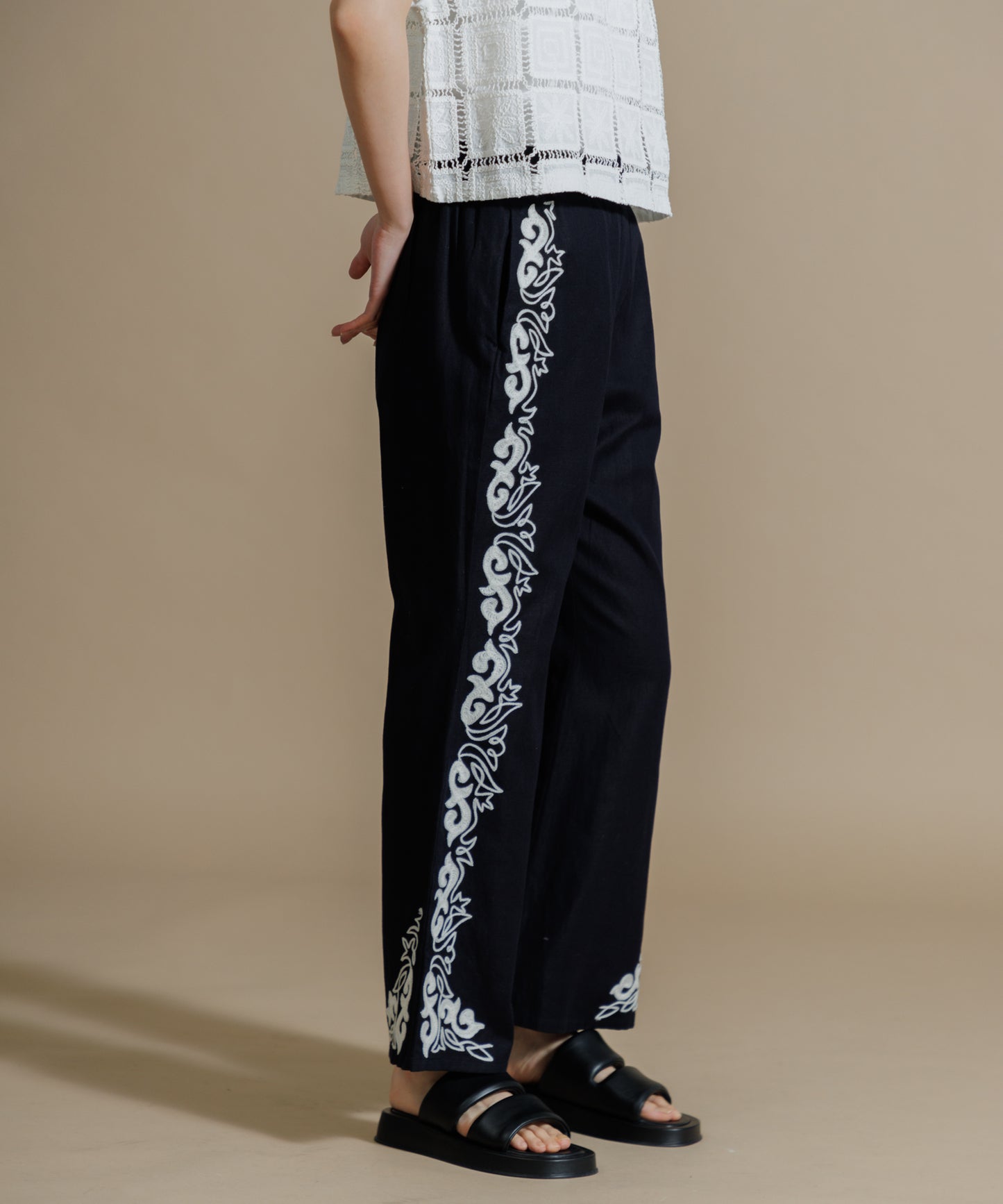 【WOMEN】LEIN / コットンリネンアリ刺繍パンツ　