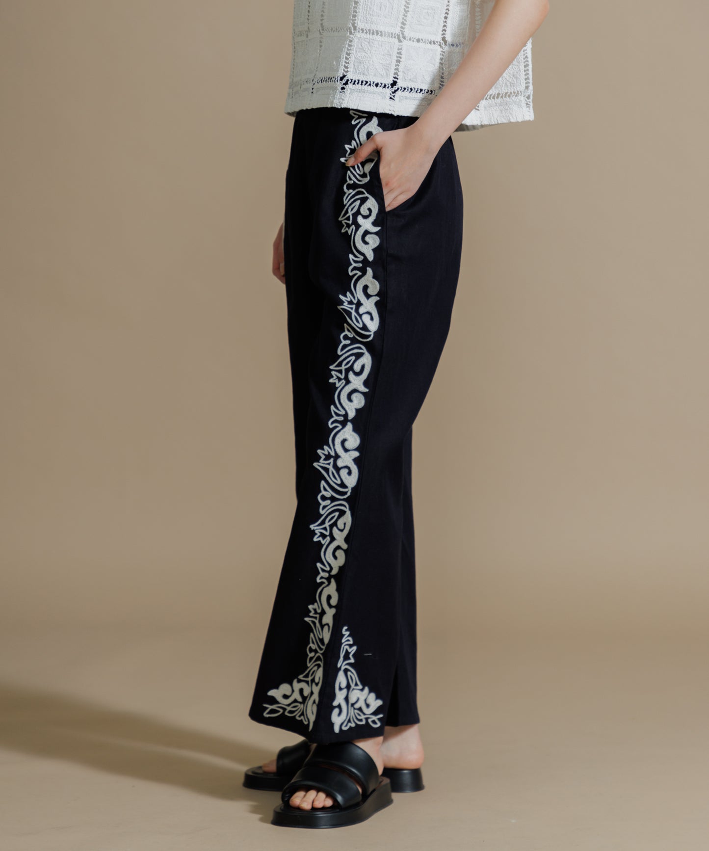 【WOMEN】LEIN / コットンリネンアリ刺繍パンツ　