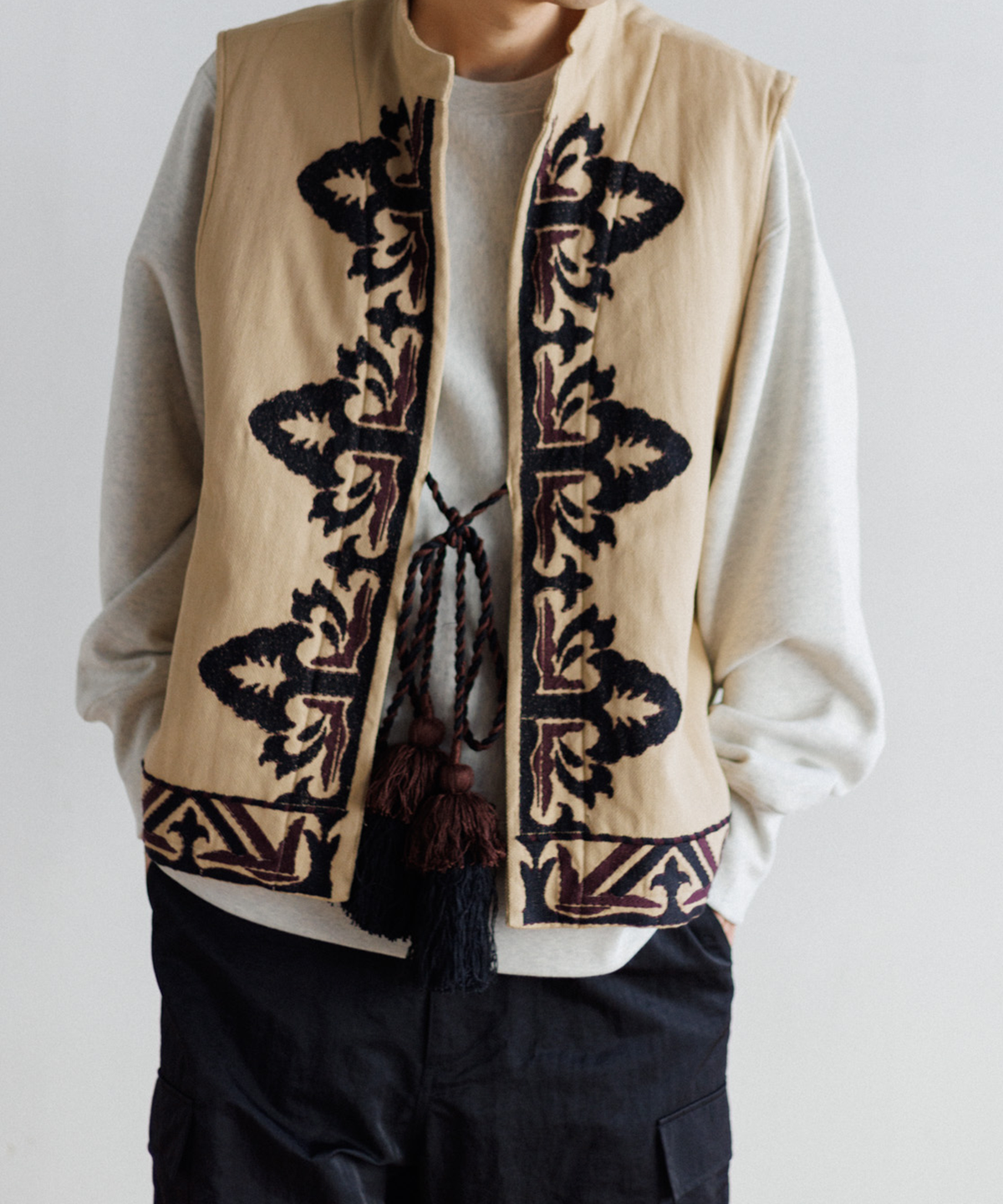 【MEN , WOMEN】LEIN 幾何学柄刺繍ベスト