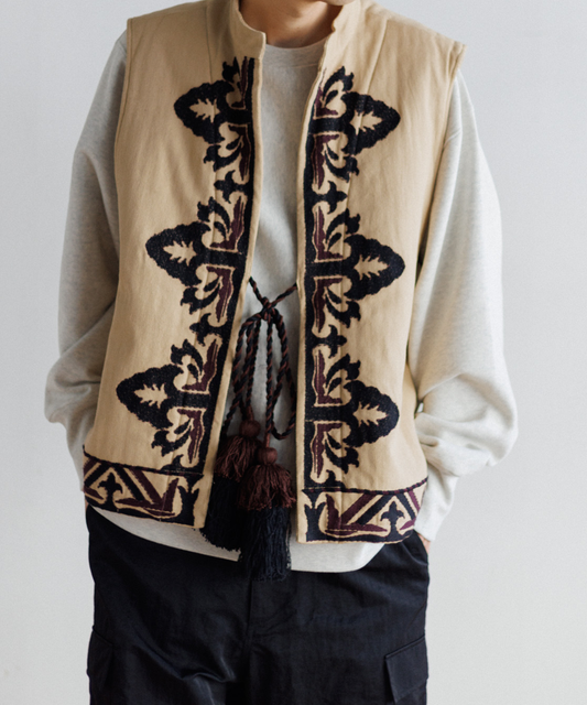 【MEN , WOMEN】LEIN 幾何学柄刺繍ベストの写真