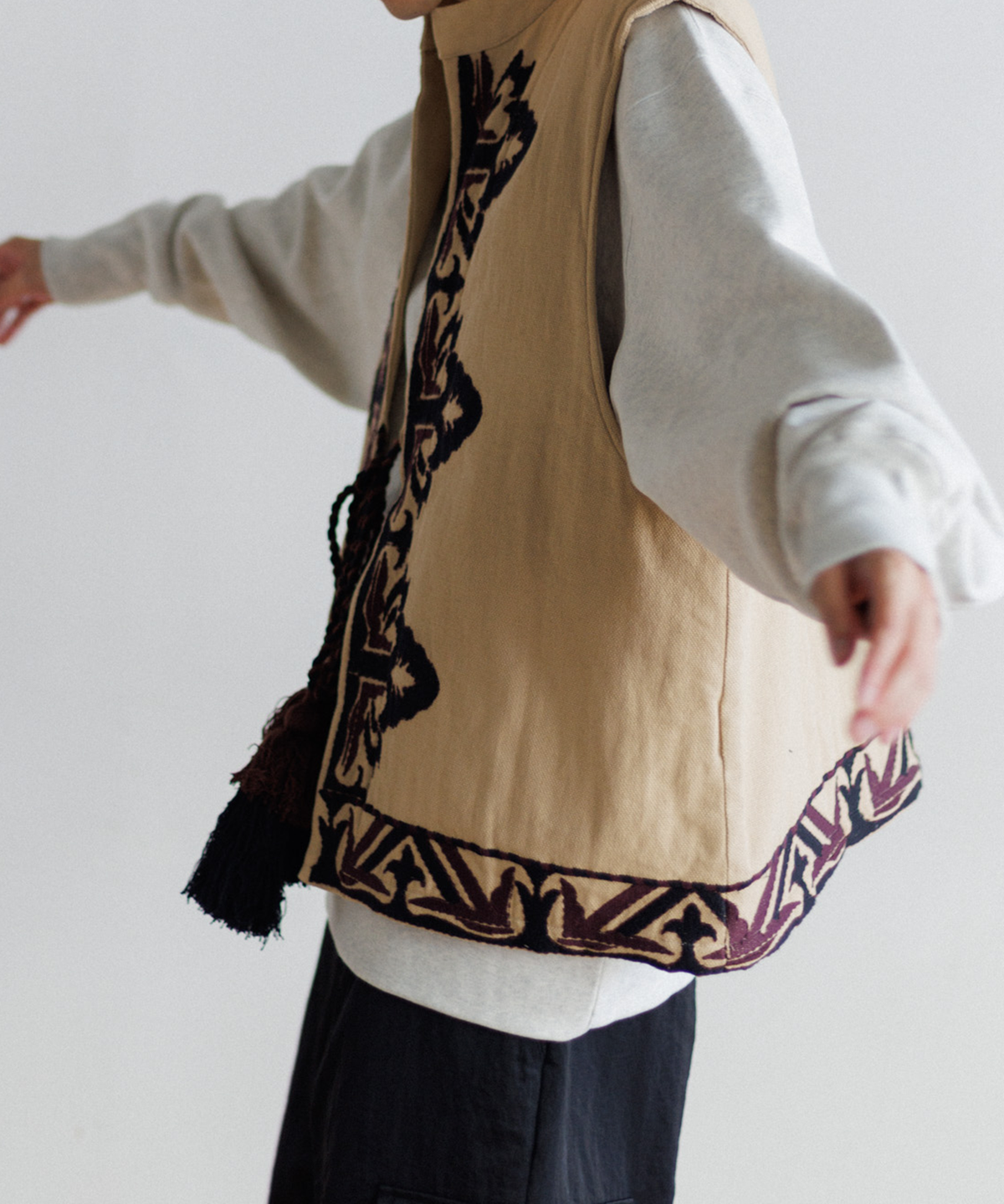 【MEN , WOMEN】LEIN 幾何学柄刺繍ベスト