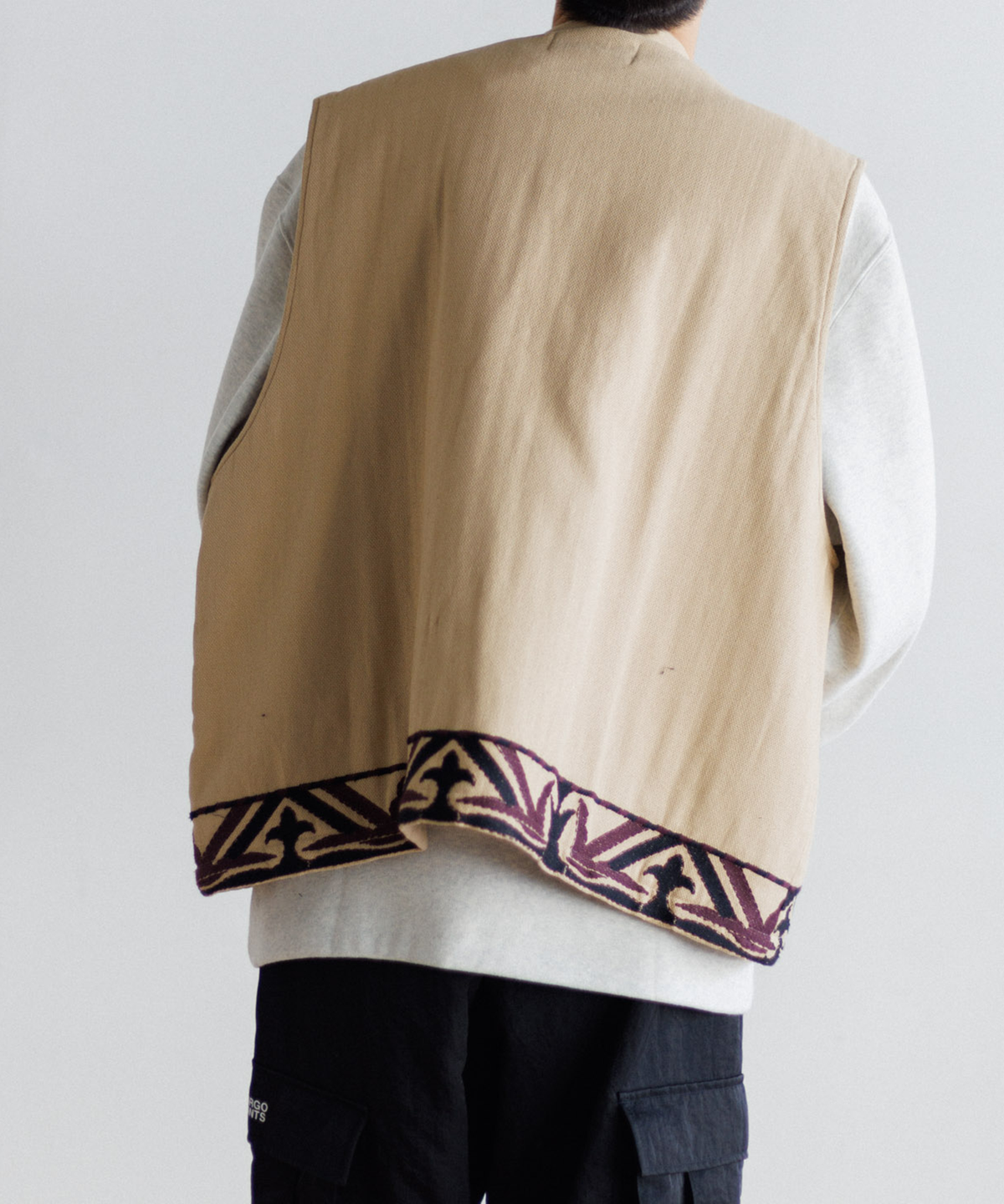 【MEN , WOMEN】LEIN 幾何学柄刺繍ベスト