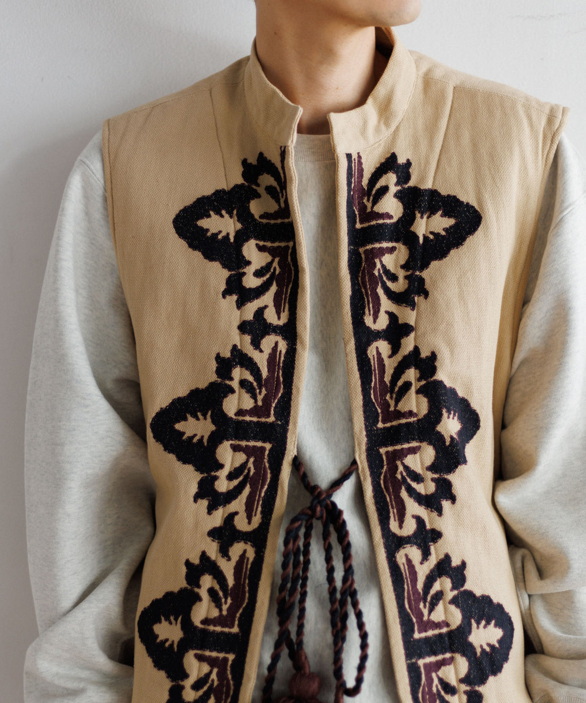 【MEN , WOMEN】LEIN 幾何学柄刺繍ベスト
