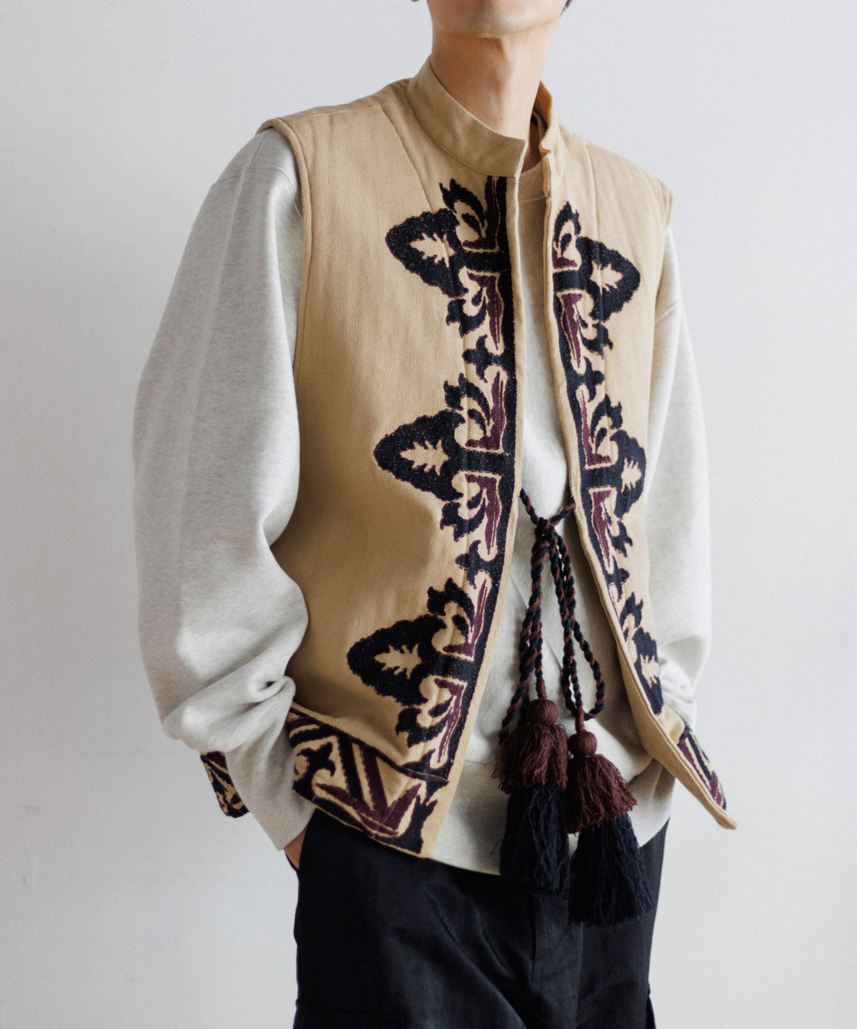 【MEN , WOMEN】LEIN 幾何学柄刺繍ベスト