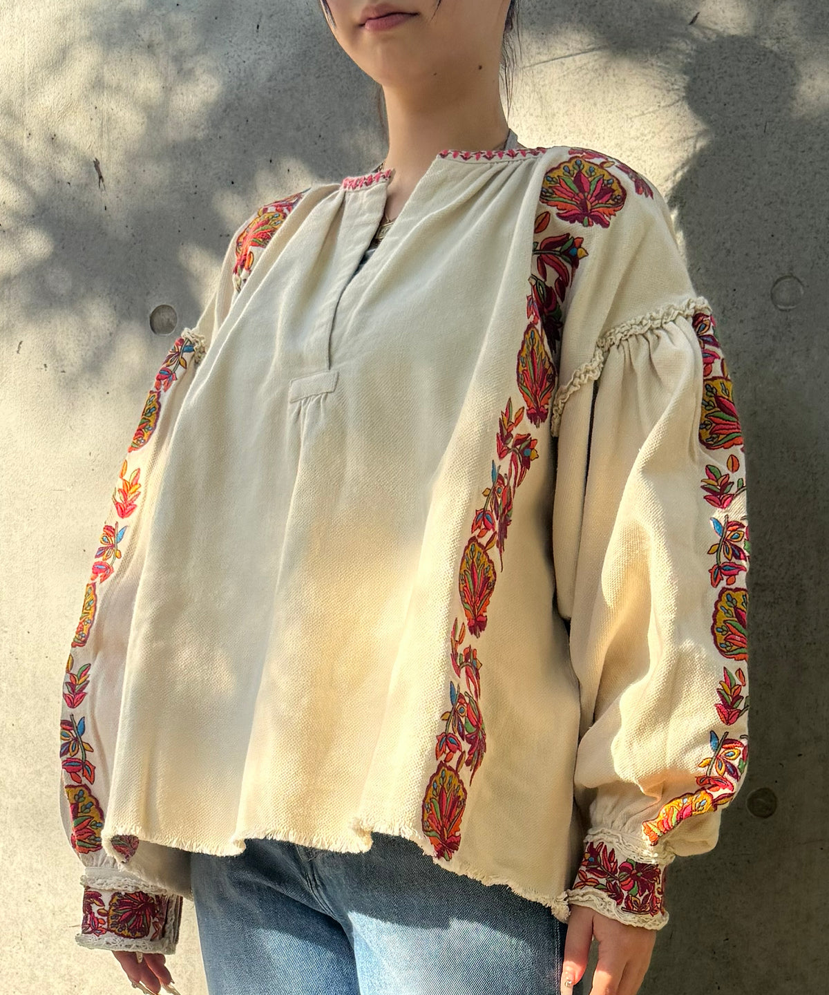 【WOMEN】LEIN リボンテープ刺繍ブラウス