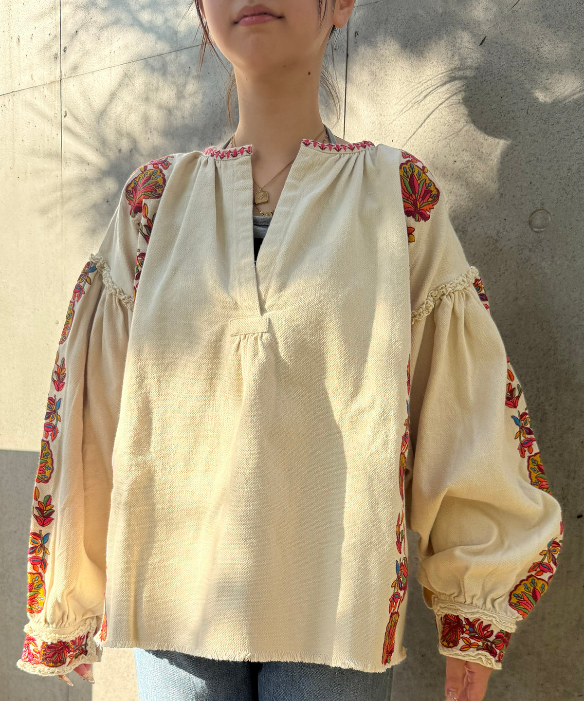 【WOMEN】LEIN リボンテープ刺繍ブラウス
