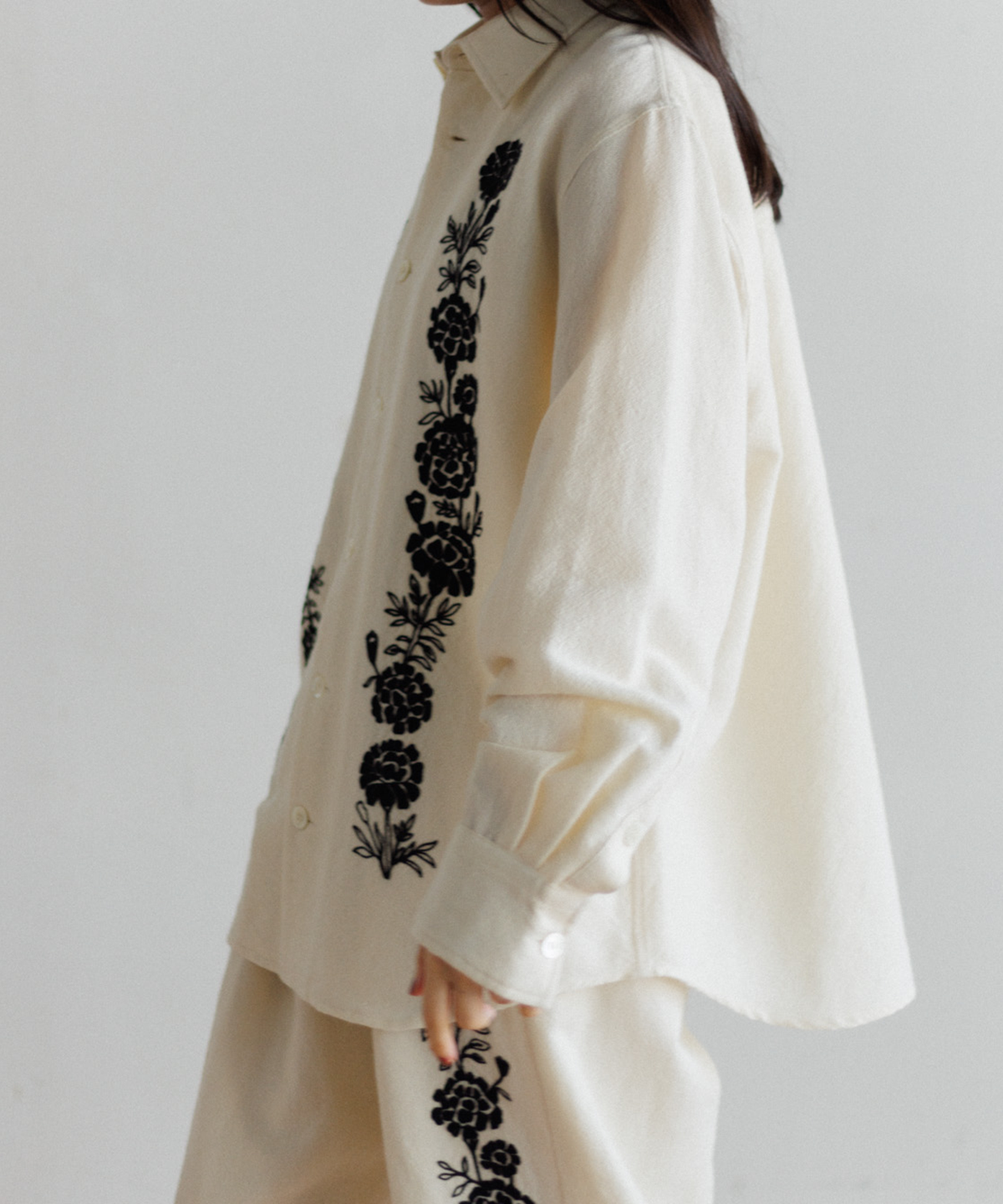 【MEN , WOMEN】LEIN ウールコットンフラワー刺繍シャツ