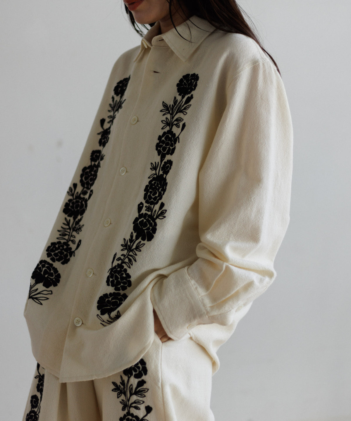 【MEN , WOMEN】LEIN ウールコットンフラワー刺繍シャツ