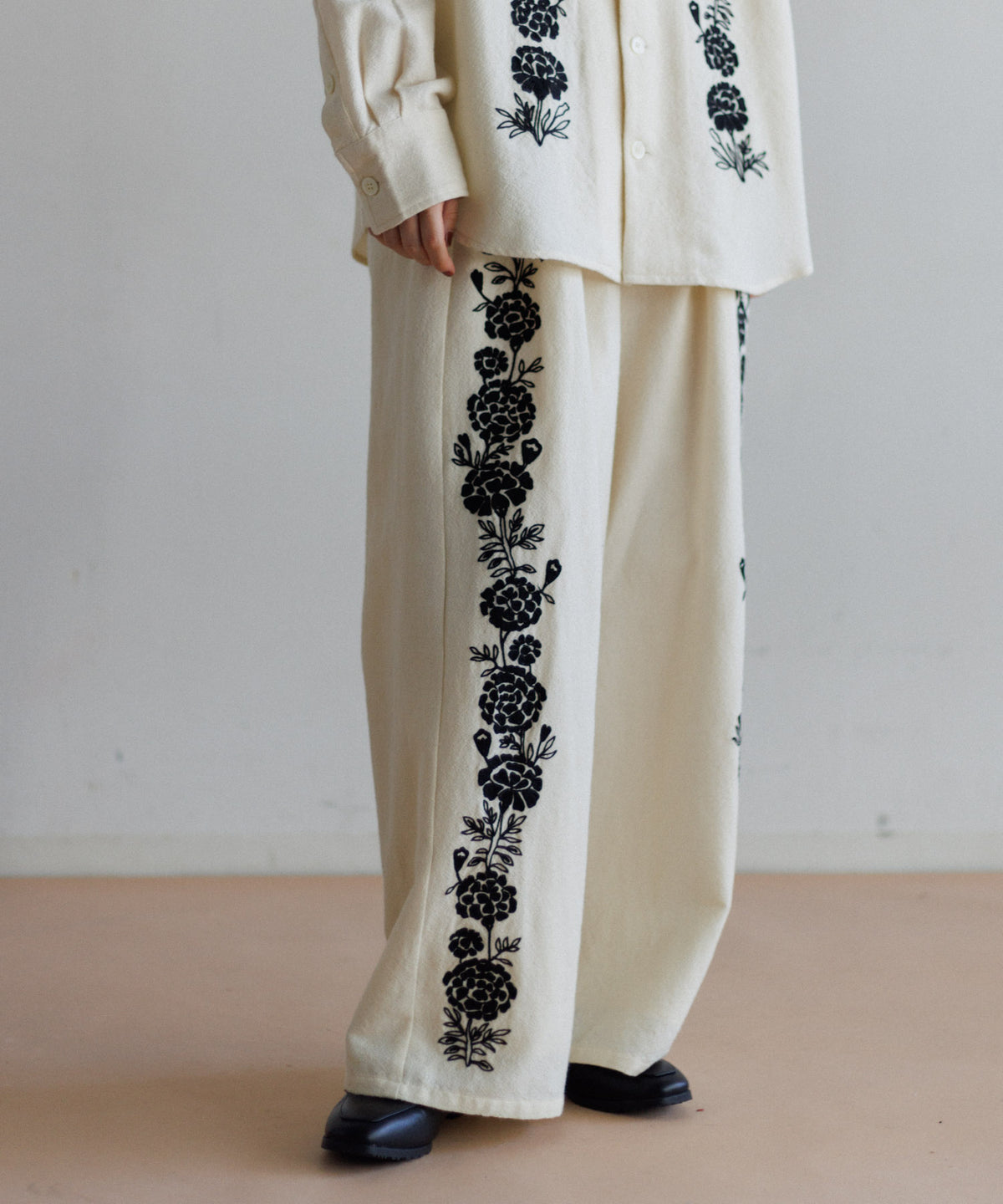 【MEN , WOMEN】LEIN ウールコットンフラワー刺繍パンツ