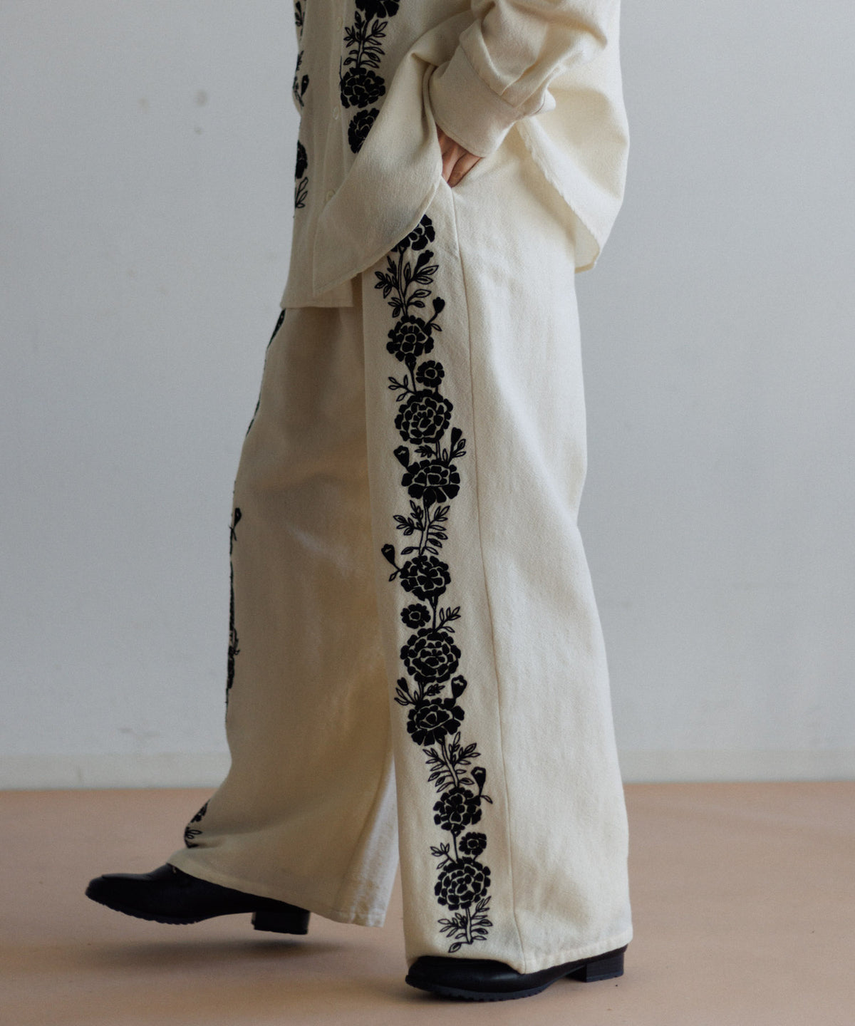 【MEN , WOMEN】LEIN ウールコットンフラワー刺繍パンツ