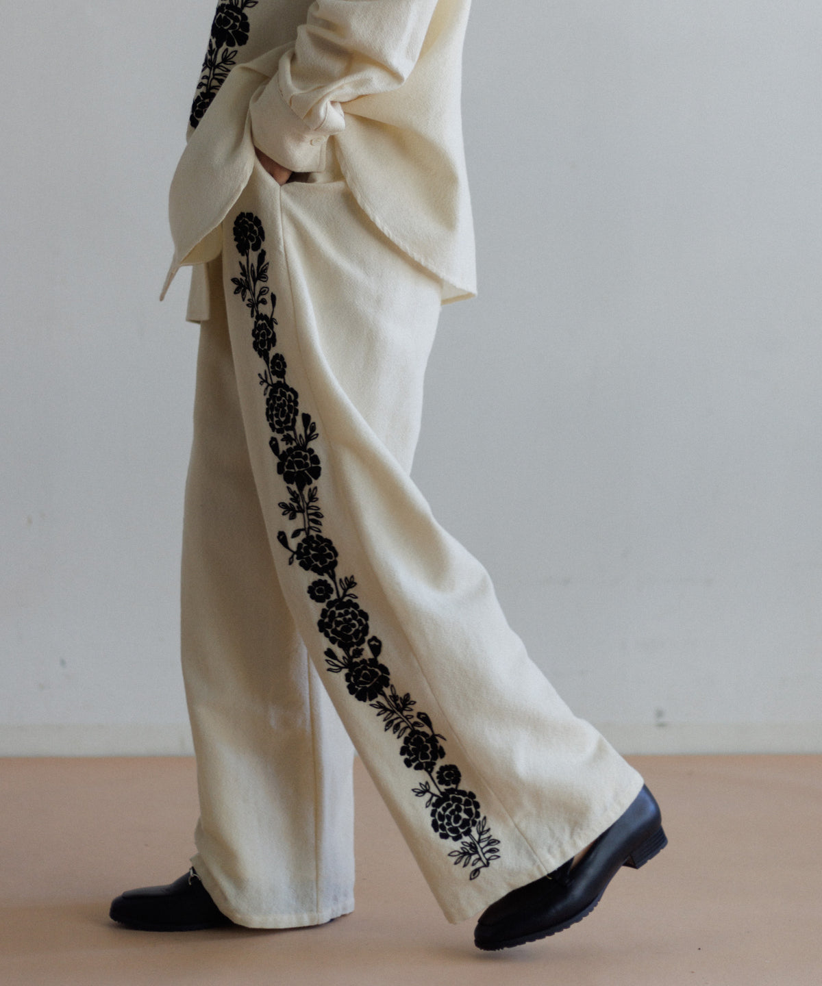 【MEN , WOMEN】LEIN ウールコットンフラワー刺繍パンツ